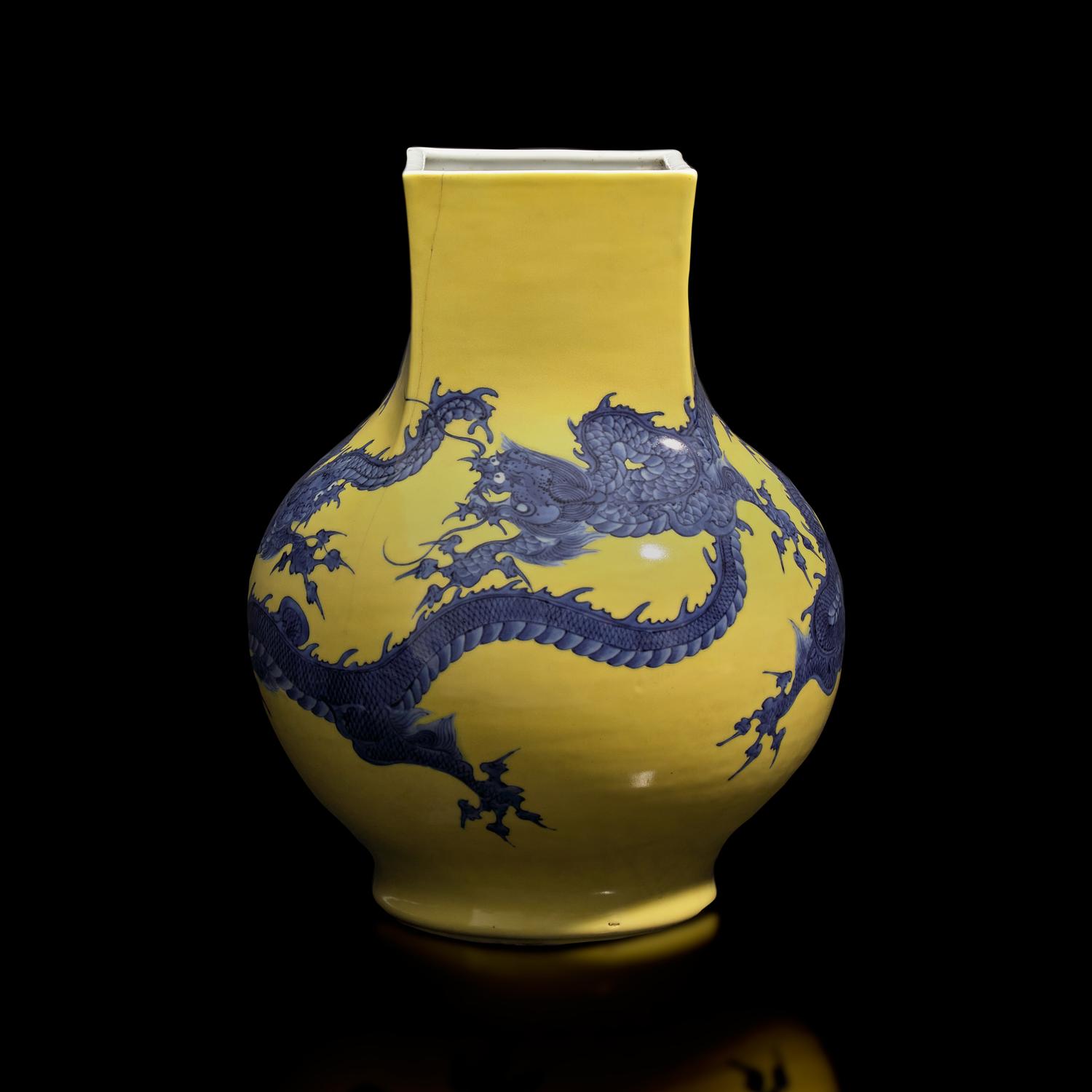 A Large Makuzu Kozan Yellow Ground "Dragons" Vase, Late 19th to First Part 20th Century 十九至二十世紀 宮川香山製黃釉青花龍紋瓶