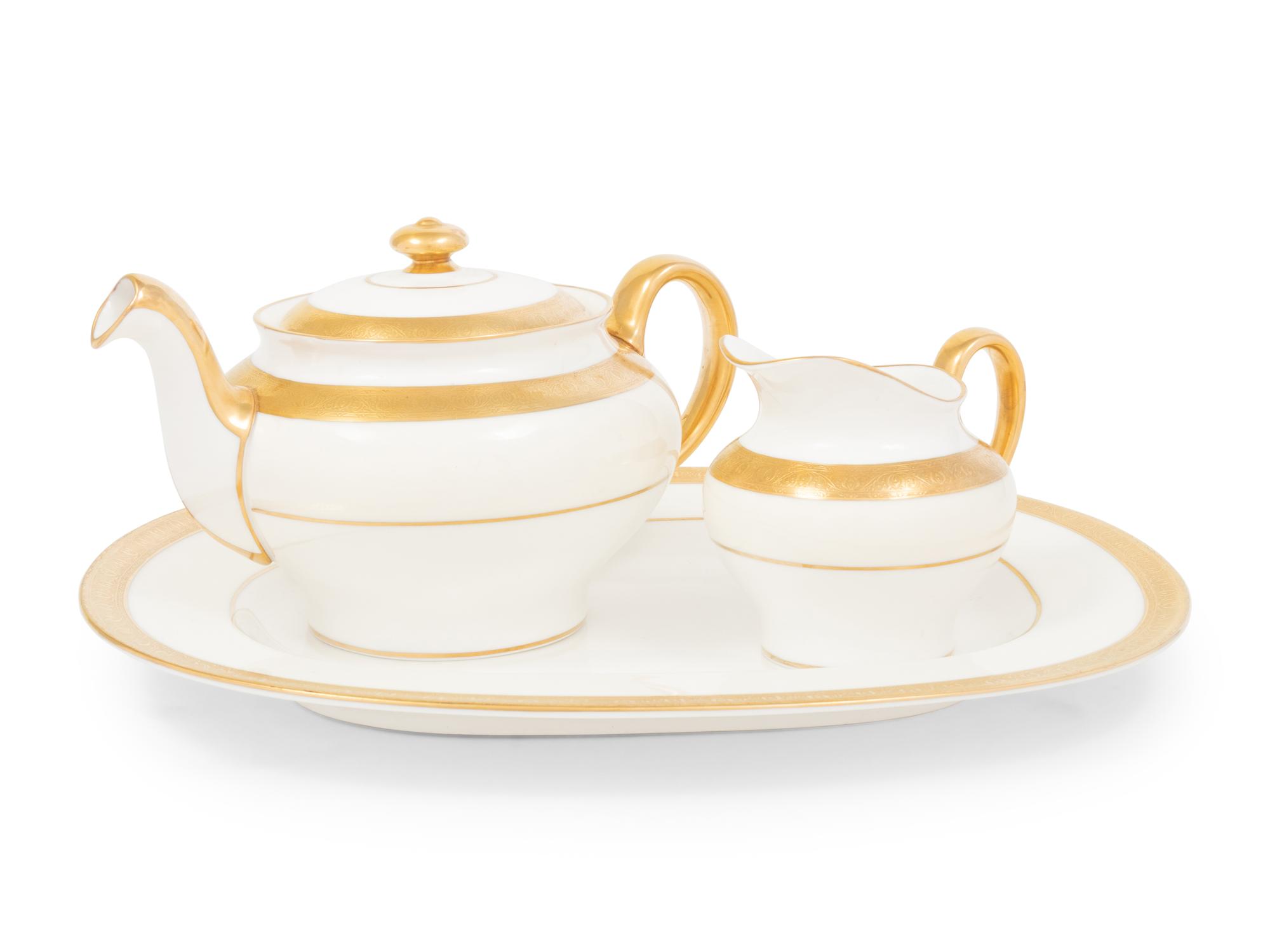A Minton Buckingham Porcelain Dinner Service