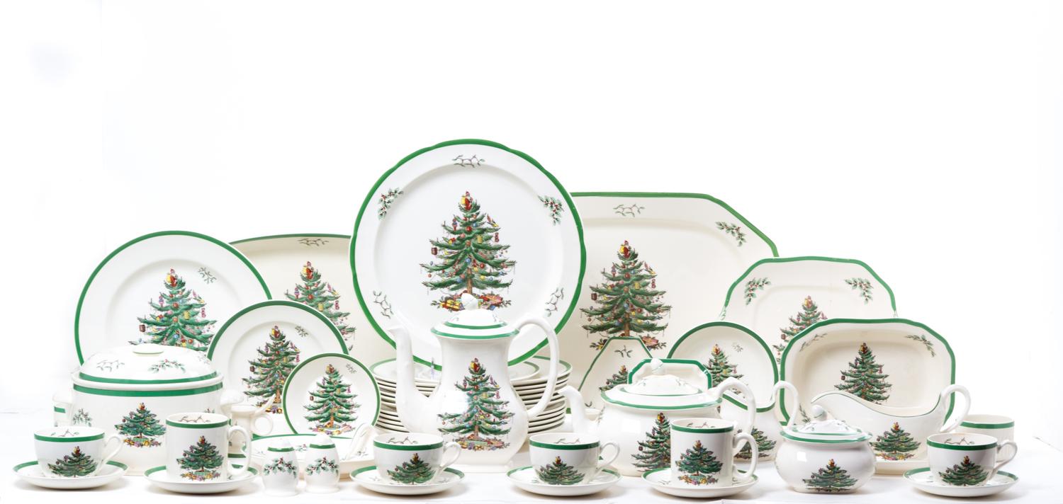 An Extensive Spode Christmas Dinnerware Set Diameter of dinner plates 10 1/2 inches. — LATE 20TH CENTURY