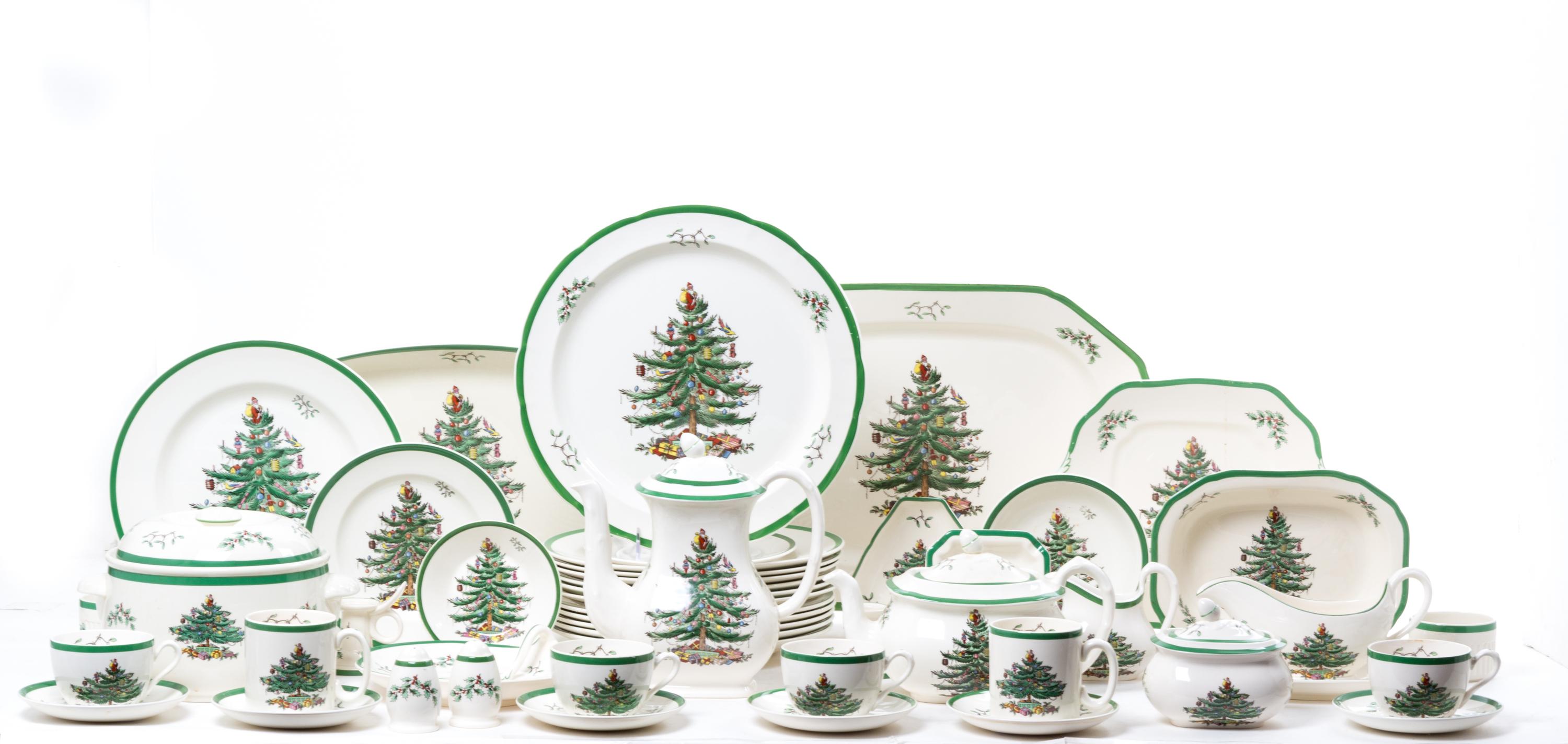 An Extensive Spode Christmas Dinnerware Set Diameter of dinner plates 10 1/2 inches. — LATE 20TH CENTURY