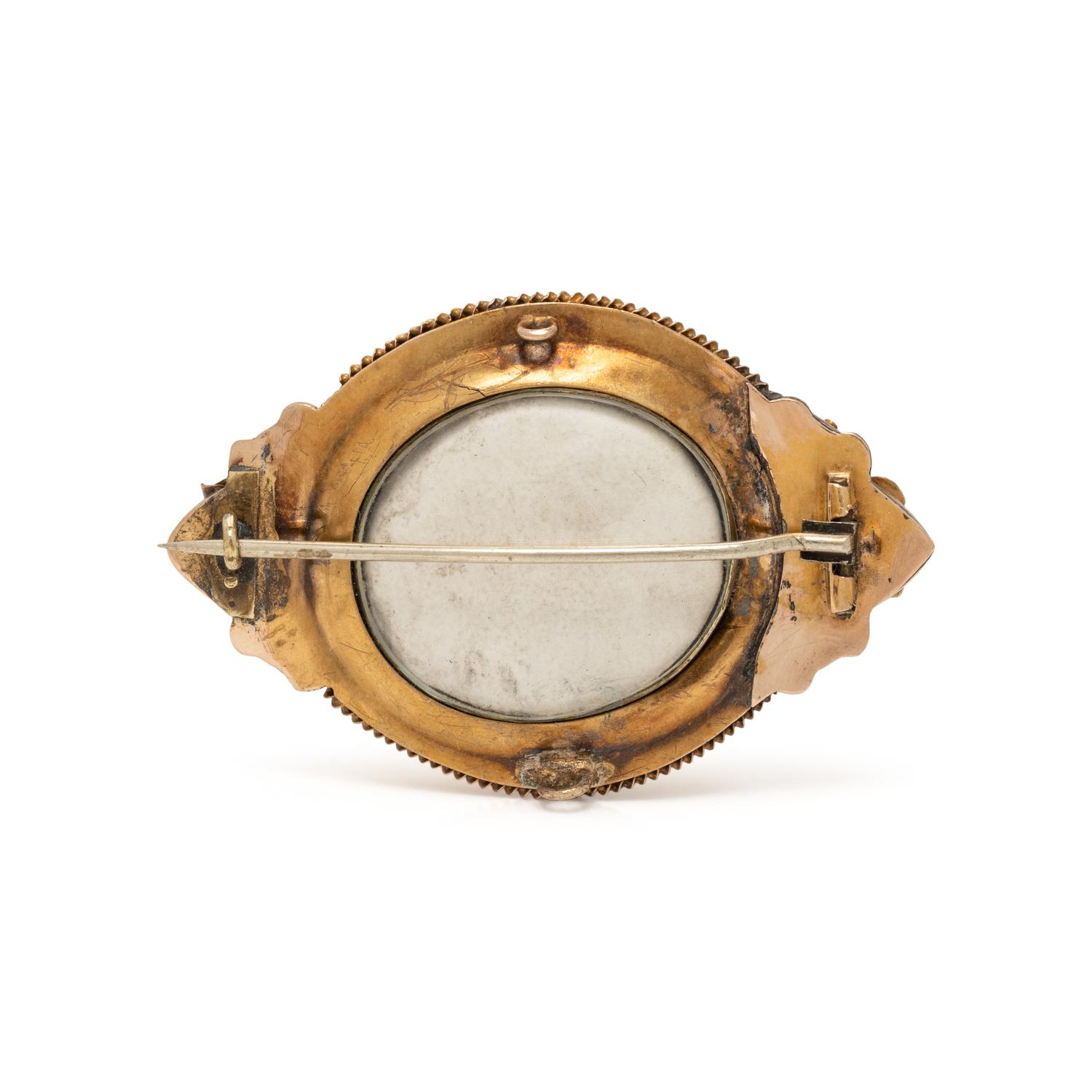 VICTORIAN, YELLOW GOLD AND GARNET MOURNING BROOCH