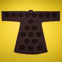 A Chinese Dark Brown Cut Velvet Robe, 20th Century — 清晚期 醬地漳絨團壽紋袍