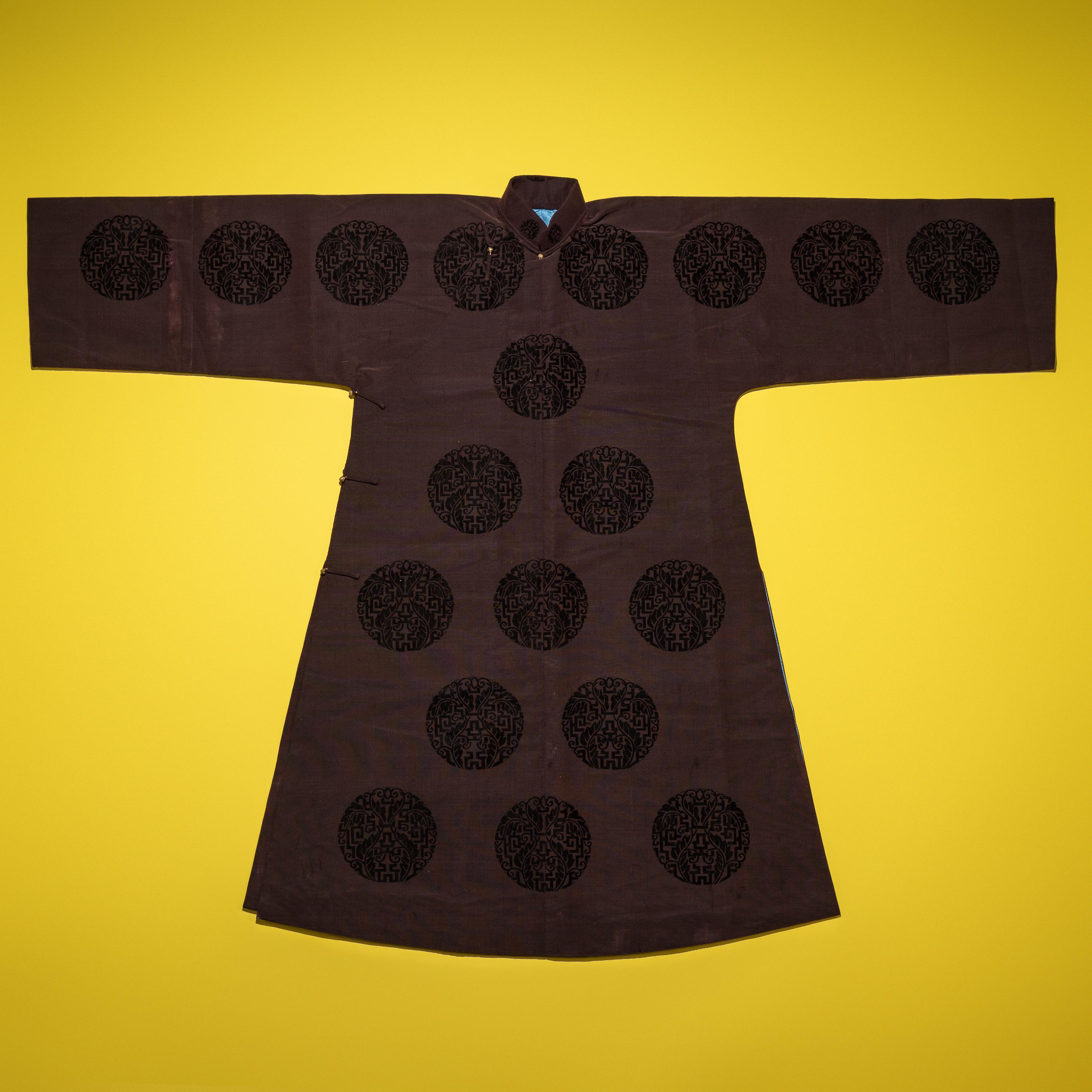 A Chinese Dark Brown Cut Velvet Robe, 20th Century — 清晚期 醬地漳絨團壽紋袍