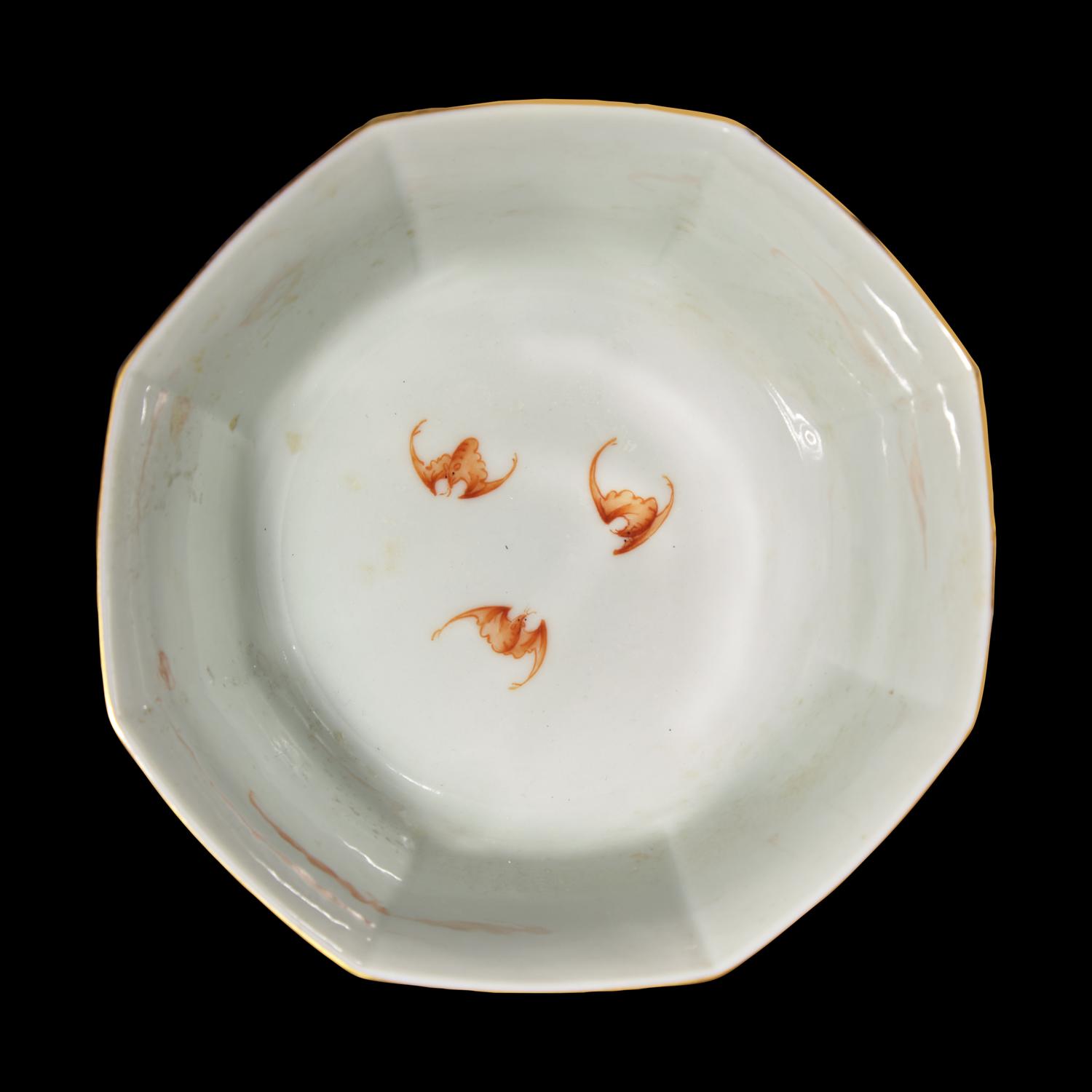 A Chinese Coral-Ground Famille Rose Octagonal Bowl, 20th Century — 近代 珊瑚紅地描金粉彩仙人乘槎圖八方碗