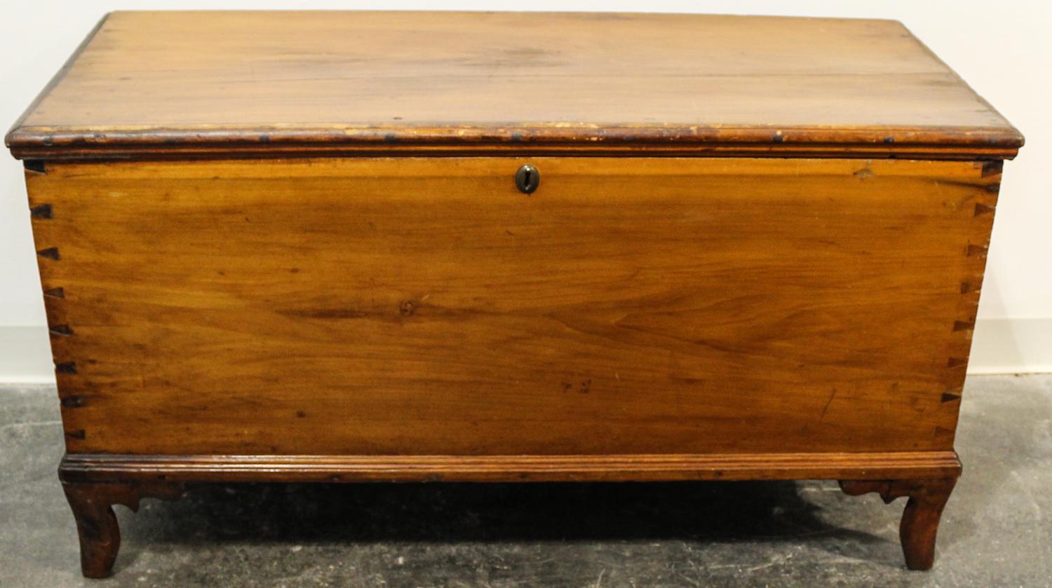 An American Maple Blanket Chest Height 23 1/2 x width 43 x depth 18 1/4 inches. — 20TH CENTURY