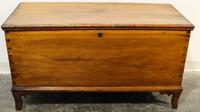 An American Maple Blanket Chest Height 23 1/2 x width 43 x depth 18 1/4 inches. — 20TH CENTURY