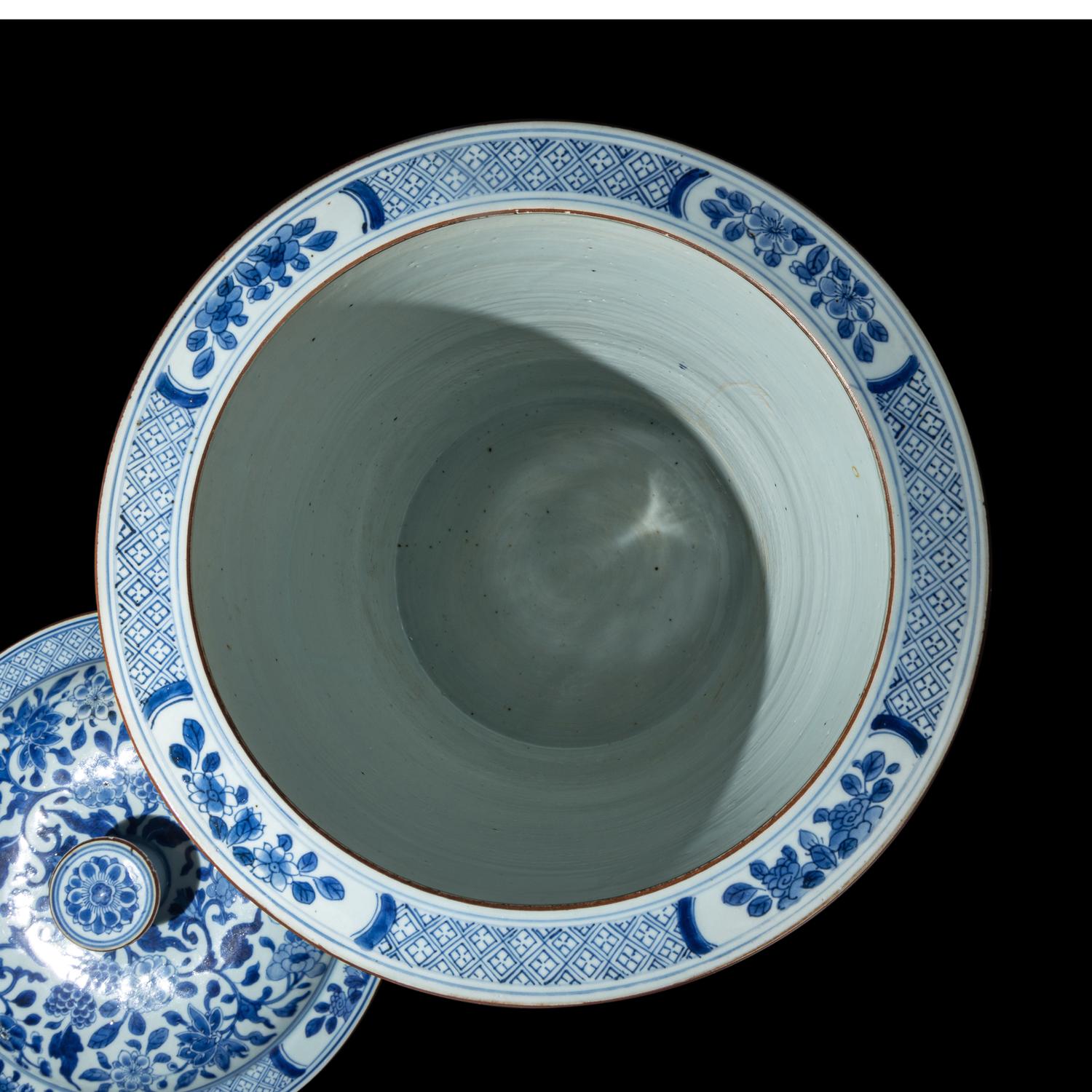 A Chinese Blue and White 'Floral' Porcelain Ice Bucket, Kangxi Period 清康熙 青花纏枝花卉紋冰桶