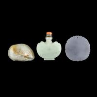 Three Chinese Celadon Jade Articles, 20th Century 近代 青白玉鼻烟壺、把件、牌子一組三件