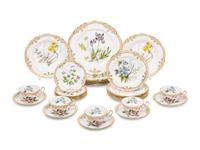 A Spode Stafford Flowers Porcelain Dinner Service
