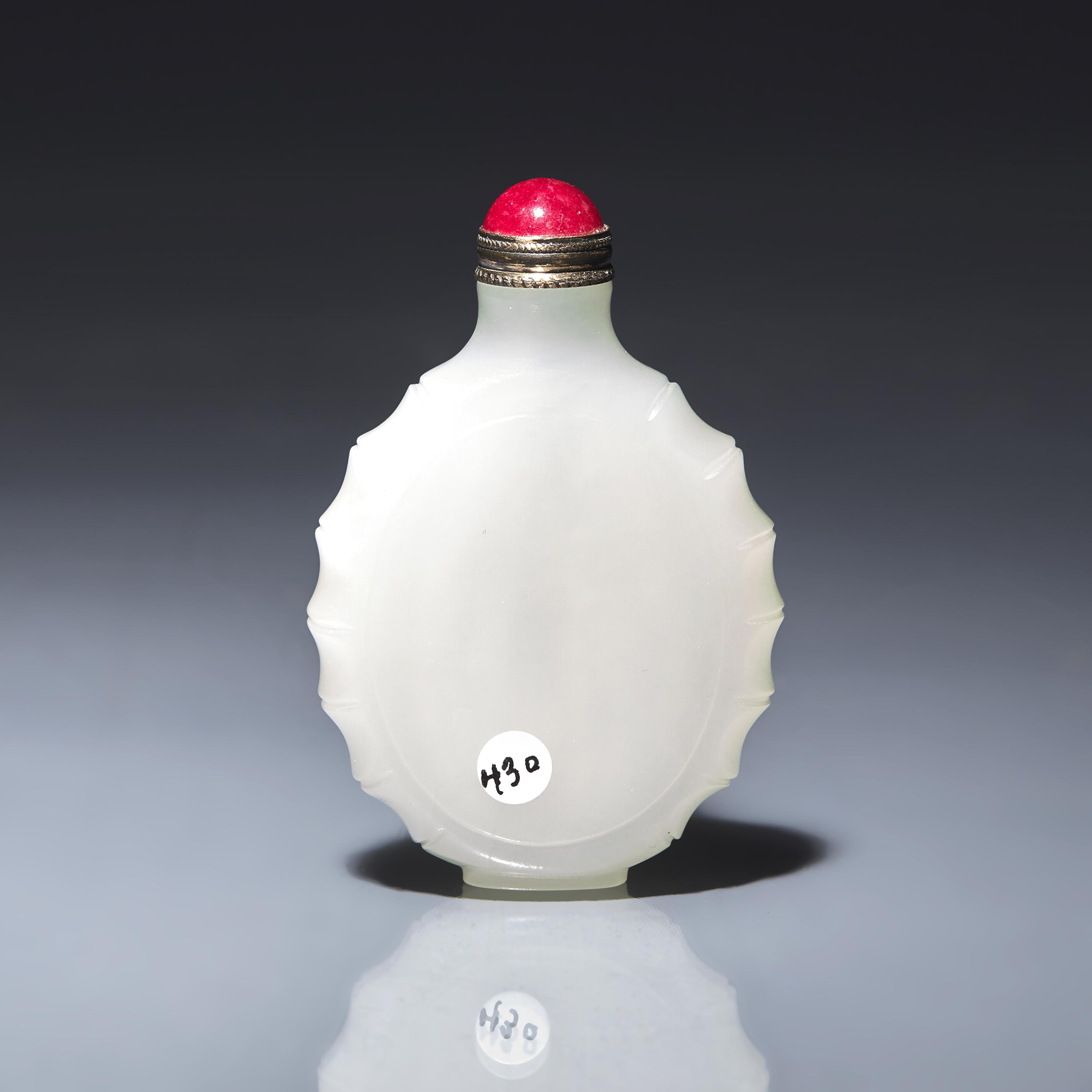 A Chinese White Jade Snuff Bottle 白玉素面鼻烟壺