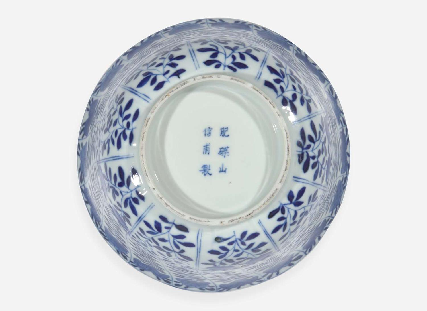 A Chinese blue and white porcelain "Fishes" bowl, Kangxi period 青花游魚盌 清 康熙