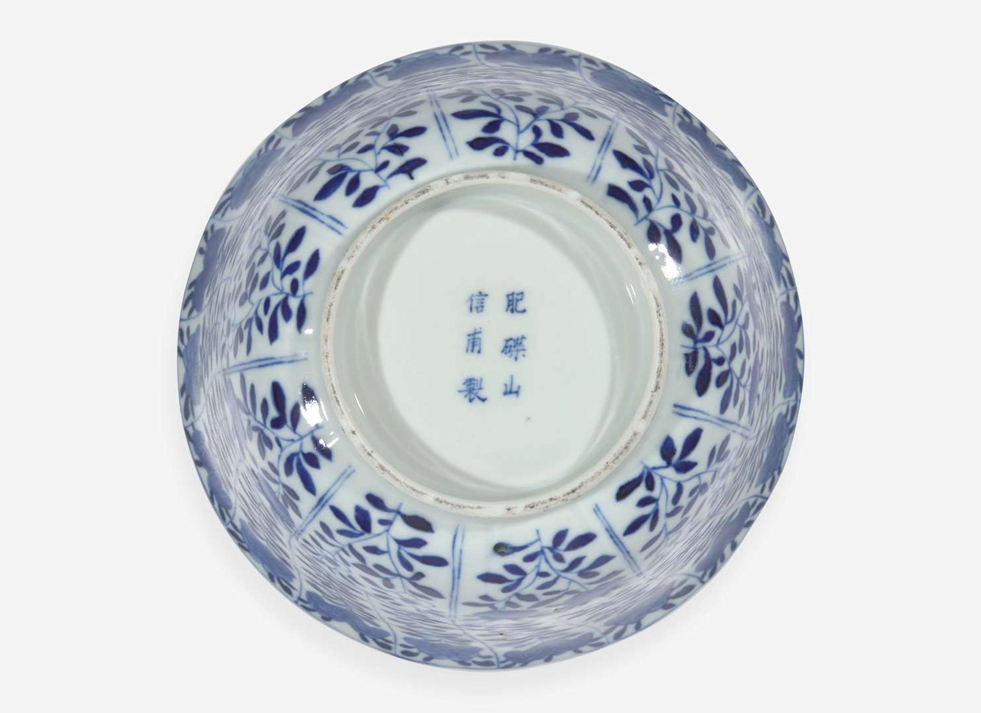A Chinese blue and white porcelain "Fishes" bowl, Kangxi period 青花游魚盌 清 康熙