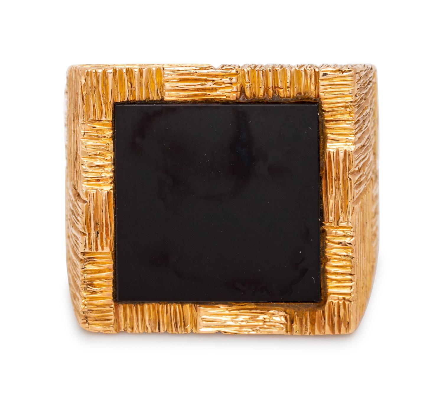 An 18 Karat Yellow Gold and Onyx Ring,