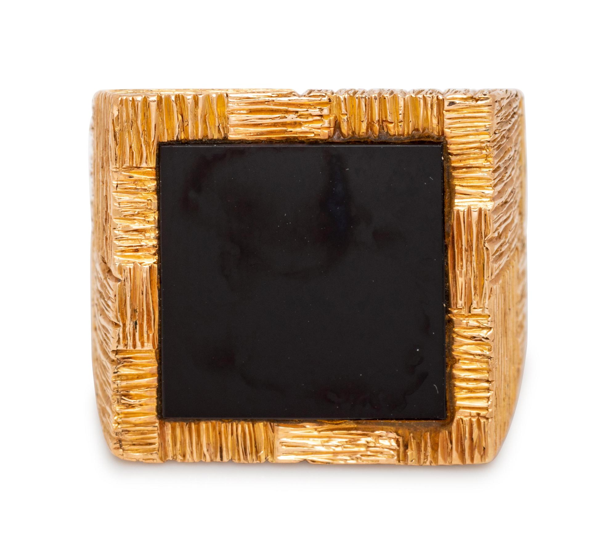 An 18 Karat Yellow Gold and Onyx Ring,