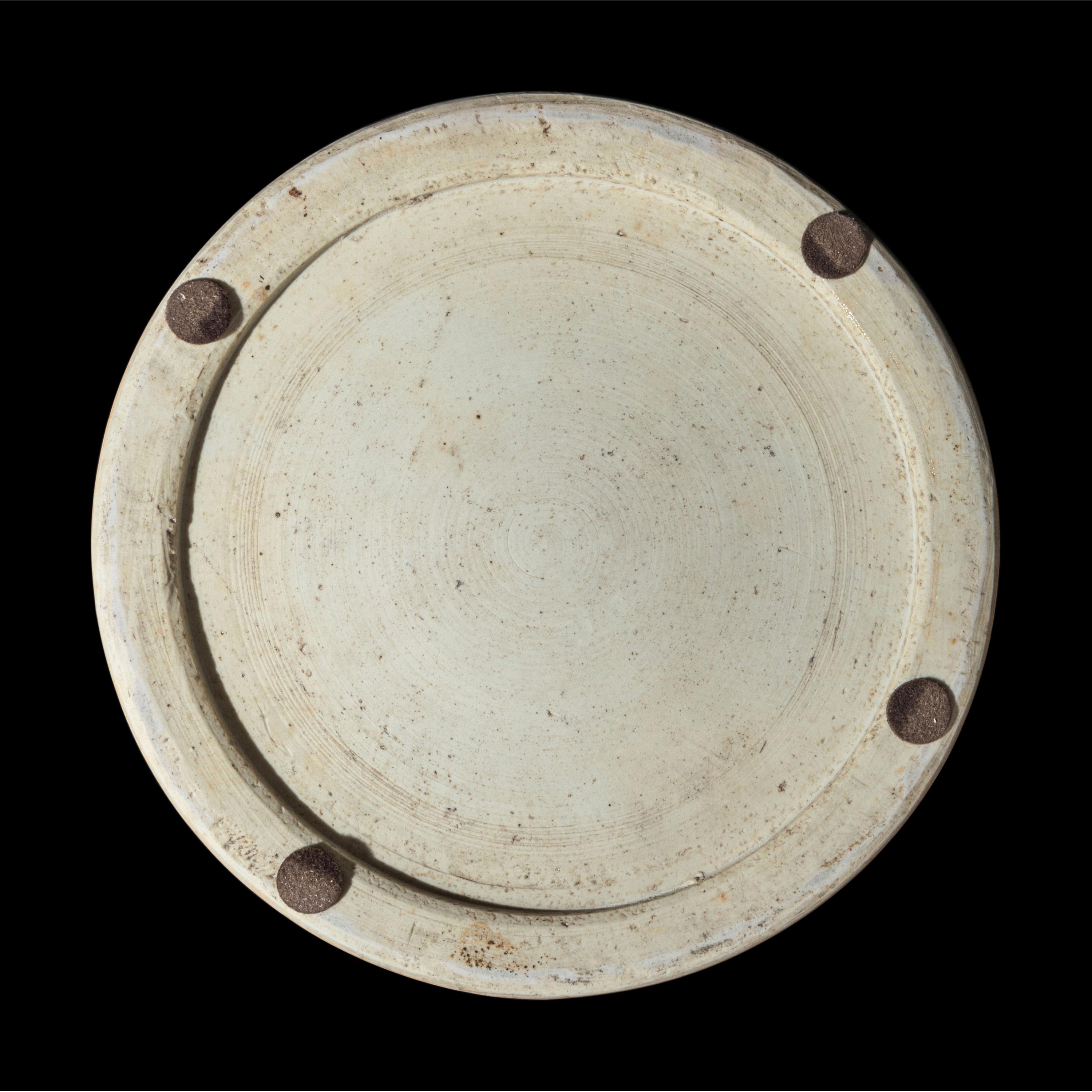 A Chinese Blue and White 'Floral' Porcelain Ice Bucket, Kangxi Period 清康熙 青花纏枝花卉紋冰桶