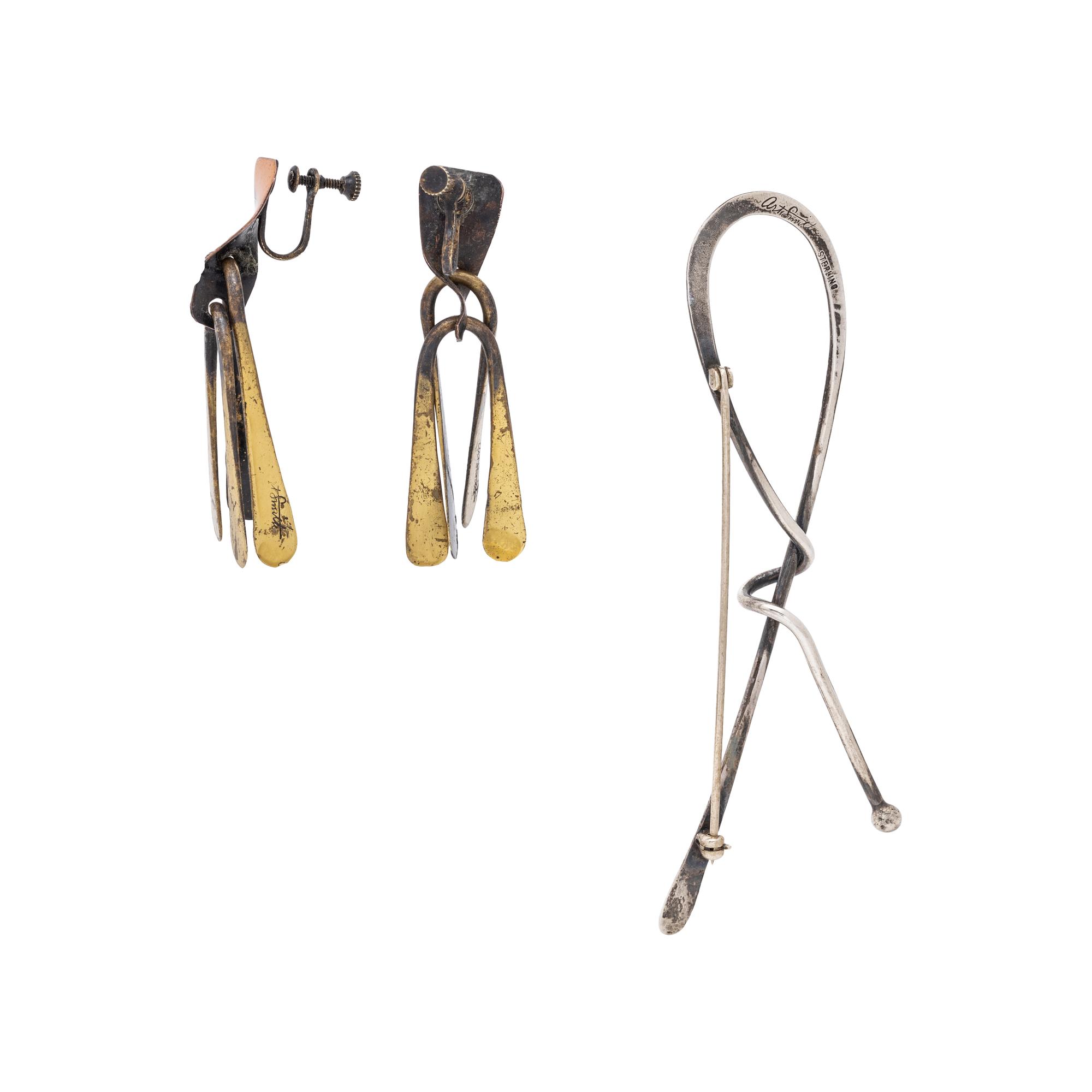 ART SMITH, MODERNIST, MIXED METAL BROOCH AND EARRINGS