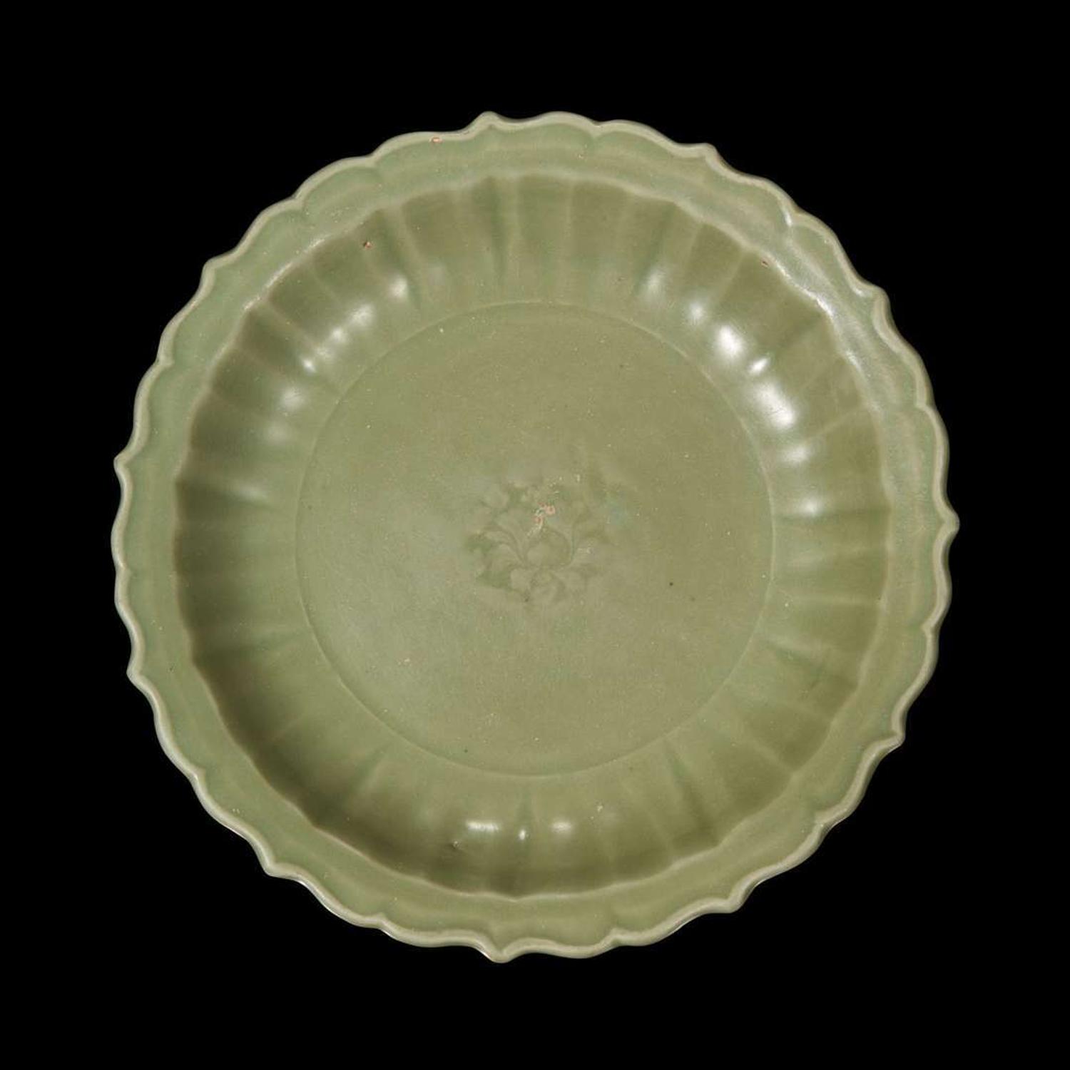 A Longquan celadon barbed dish 龙泉窑青瓷大盘 Late Yuan to Ming dynasty ????