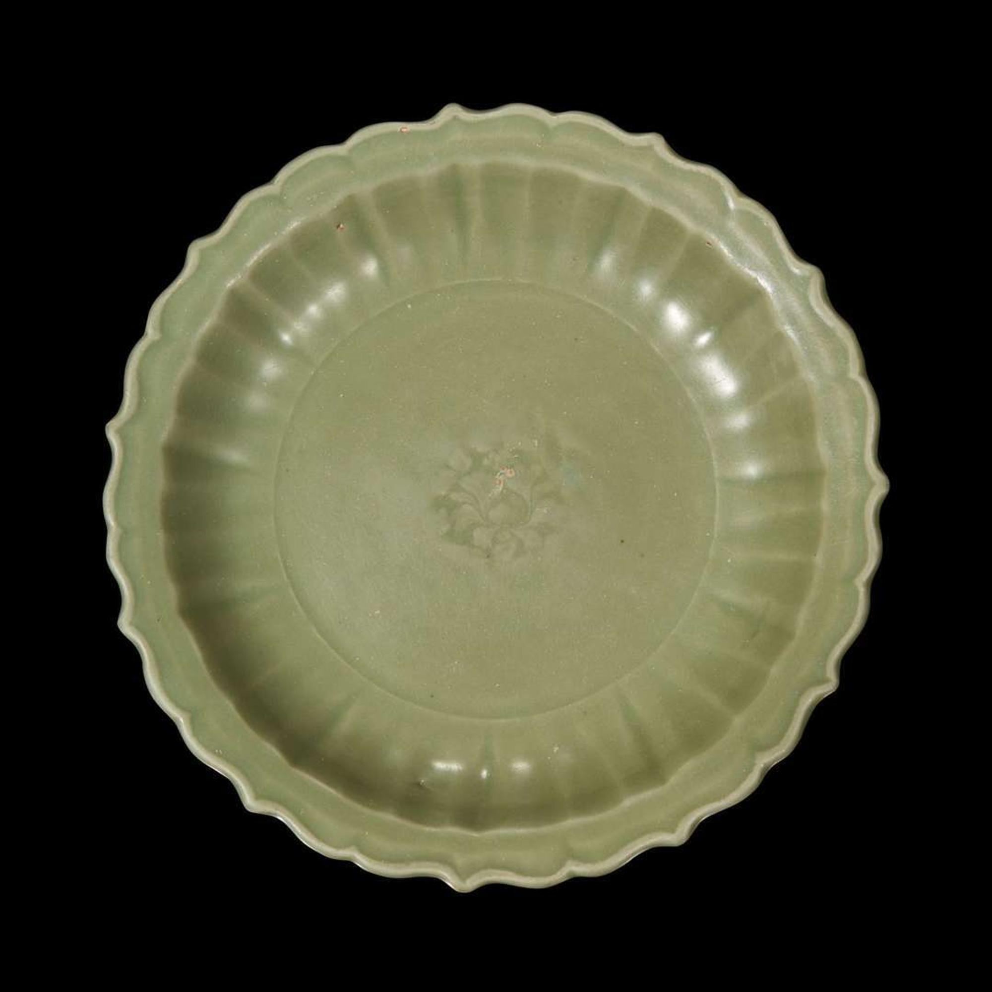 A Longquan celadon barbed dish 龙泉窑青瓷大盘 Late Yuan to Ming dynasty ????