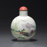An Imperial Chinese Enameled Porcelain "Pigeons" Snuff Bottle, Qing Dynasty, Daoguang Mark and of The Period — 清道光 御製粉彩花鳥圖鼻煙壺