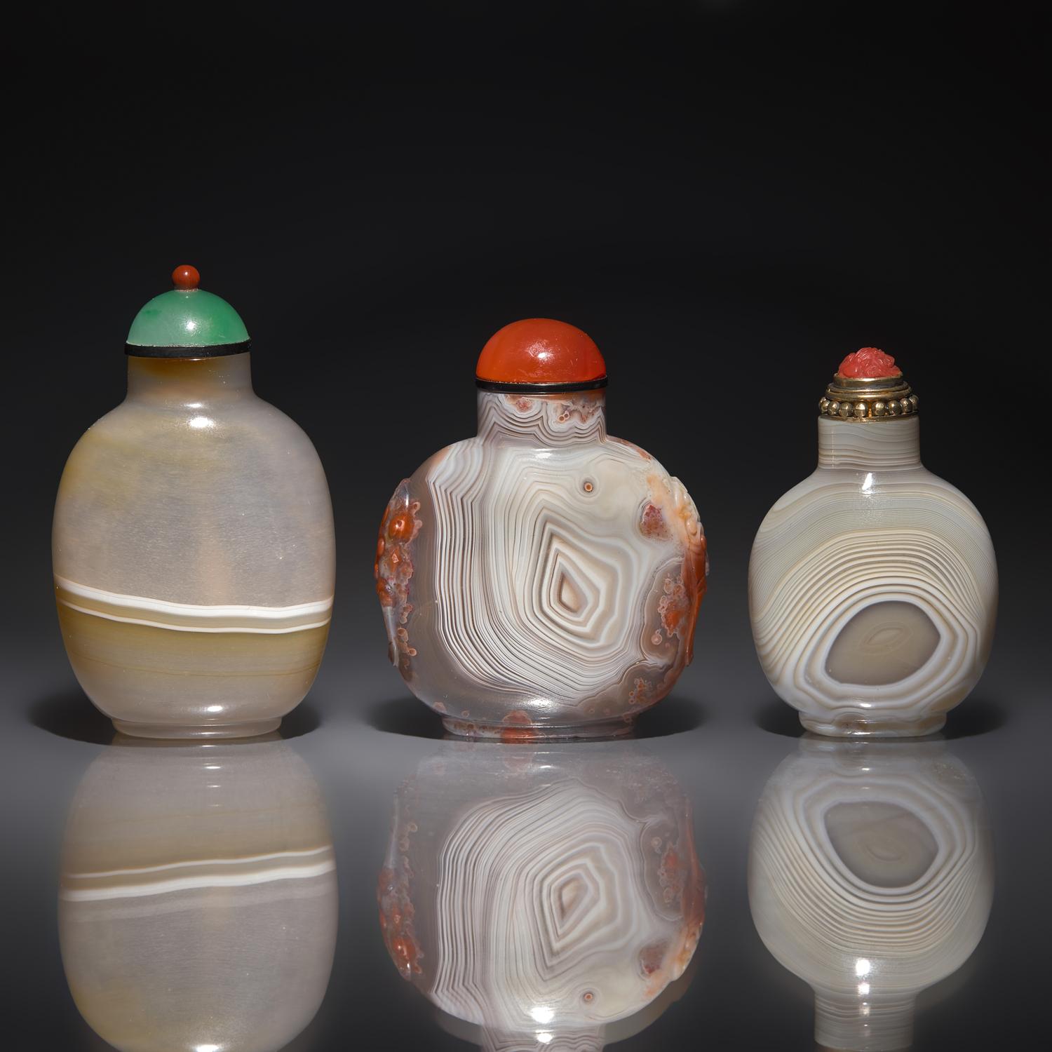 Three Chinese Agate Snuff Bottles, 19th to 20th Century — 晚清-民國 瑪瑙鼻烟壺三支