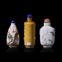 Three Chinese Porcelain Snuff Bottles, 19th-Early 20th Century 晚清-民國 瓷鼻煙壺三支