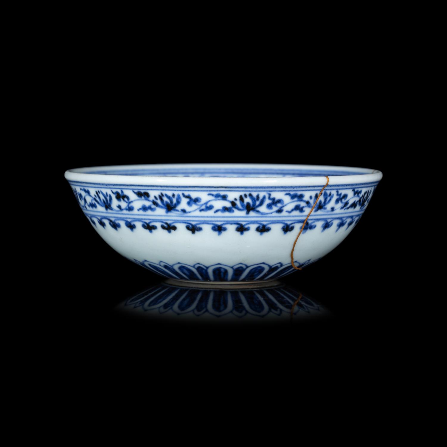 A Chinese Ming-Style Blue and White Porcelain Bowl, Mantouxinwan 青花纏枝花卉紋饅頭心盌