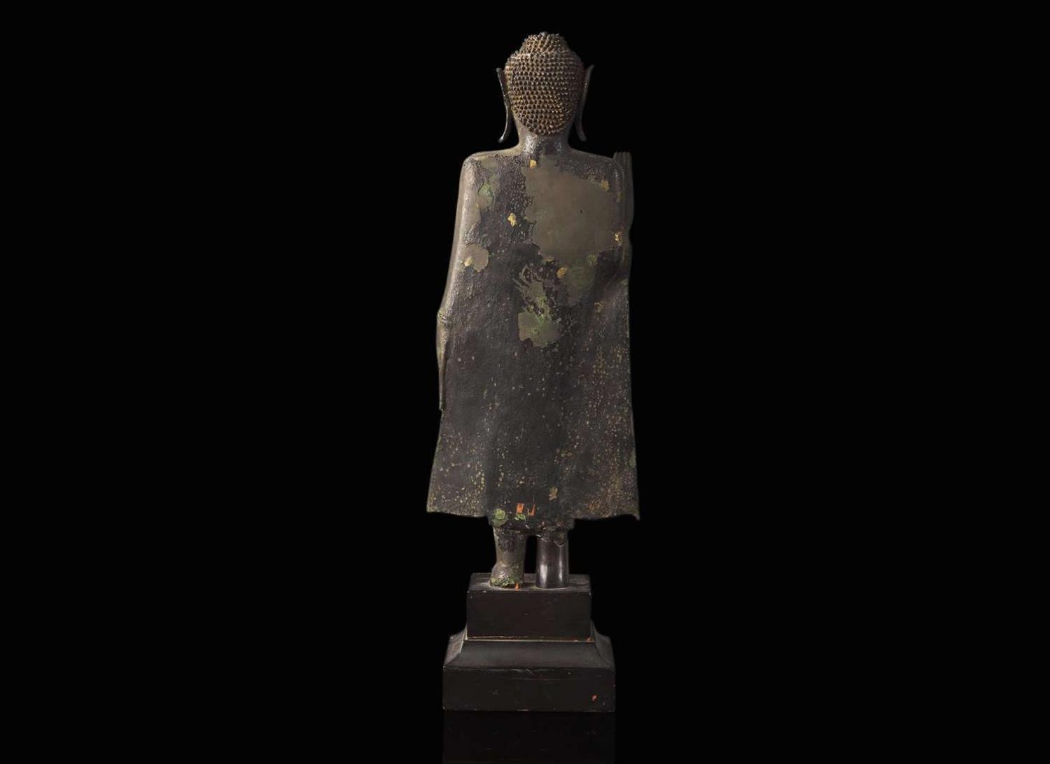 A Thai Lan Na style bronze figure of a standing Buddha, 18th century or earlier 泰國蘭納風格立佛 十八世紀或更早