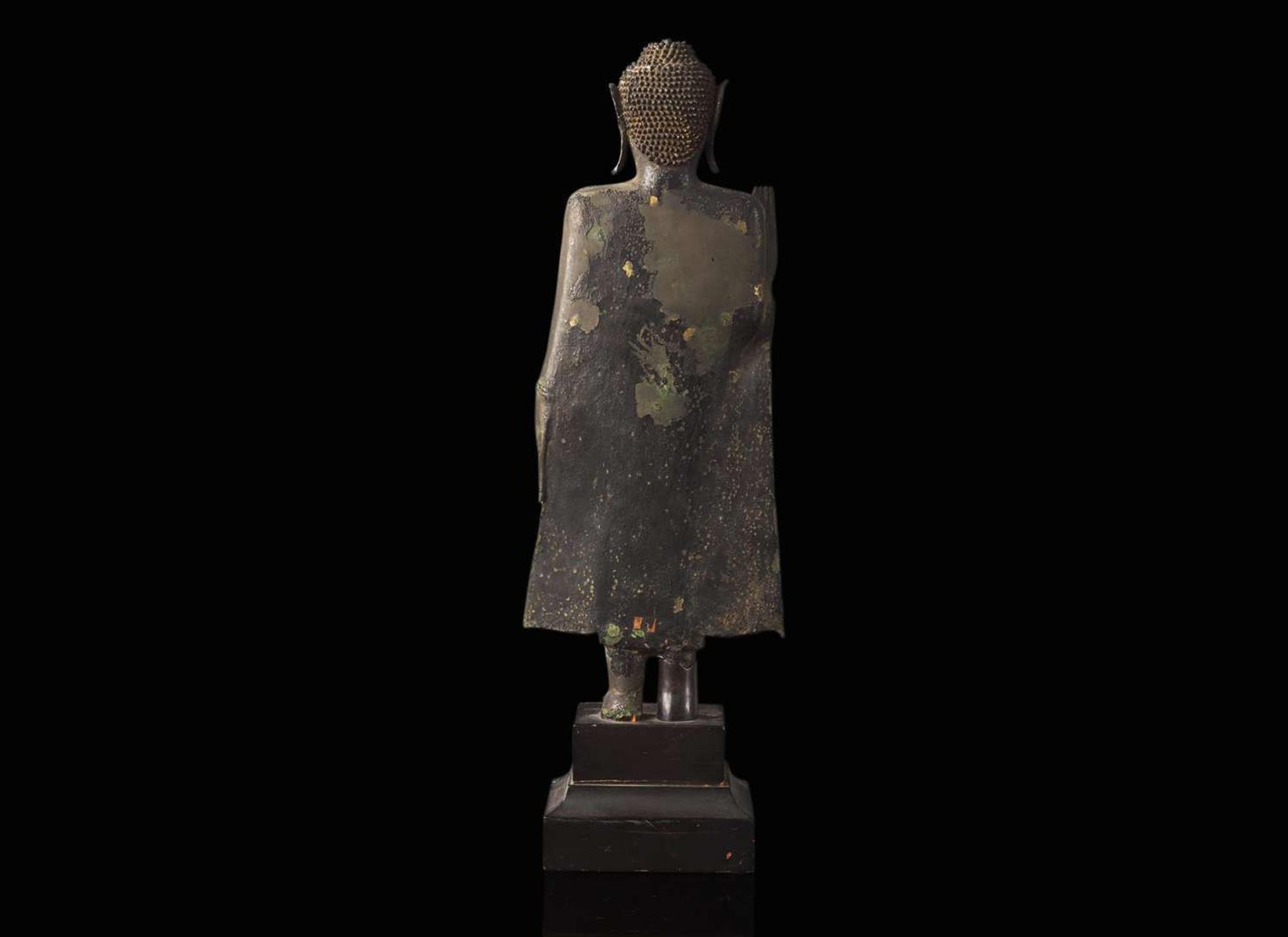 A Thai Lan Na style bronze figure of a standing Buddha, 18th century or earlier 泰國蘭納風格立佛 十八世紀或更早