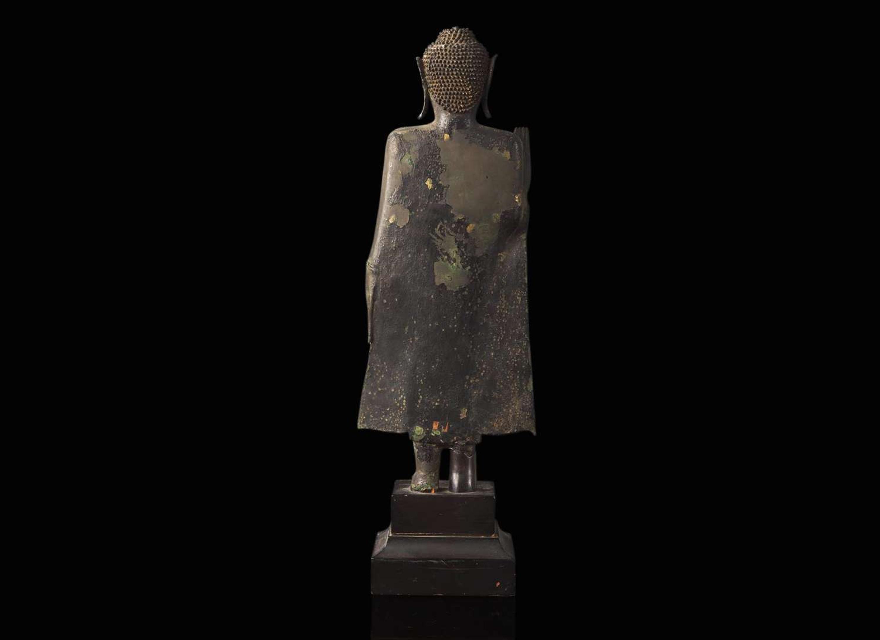 A Thai Lan Na style bronze figure of a standing Buddha, 18th century or earlier 泰國蘭納風格立佛 十八世紀或更早