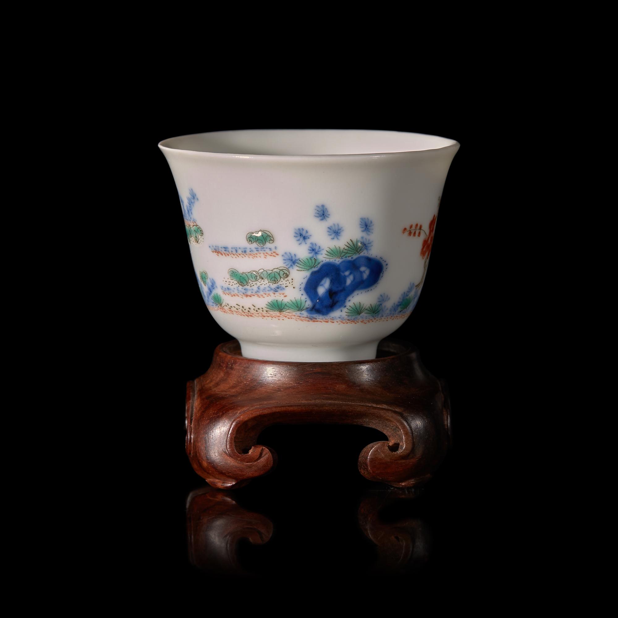 A Chinese Famille Verte 'Crab Apple' Month Cup 五彩芙蓉花神盃