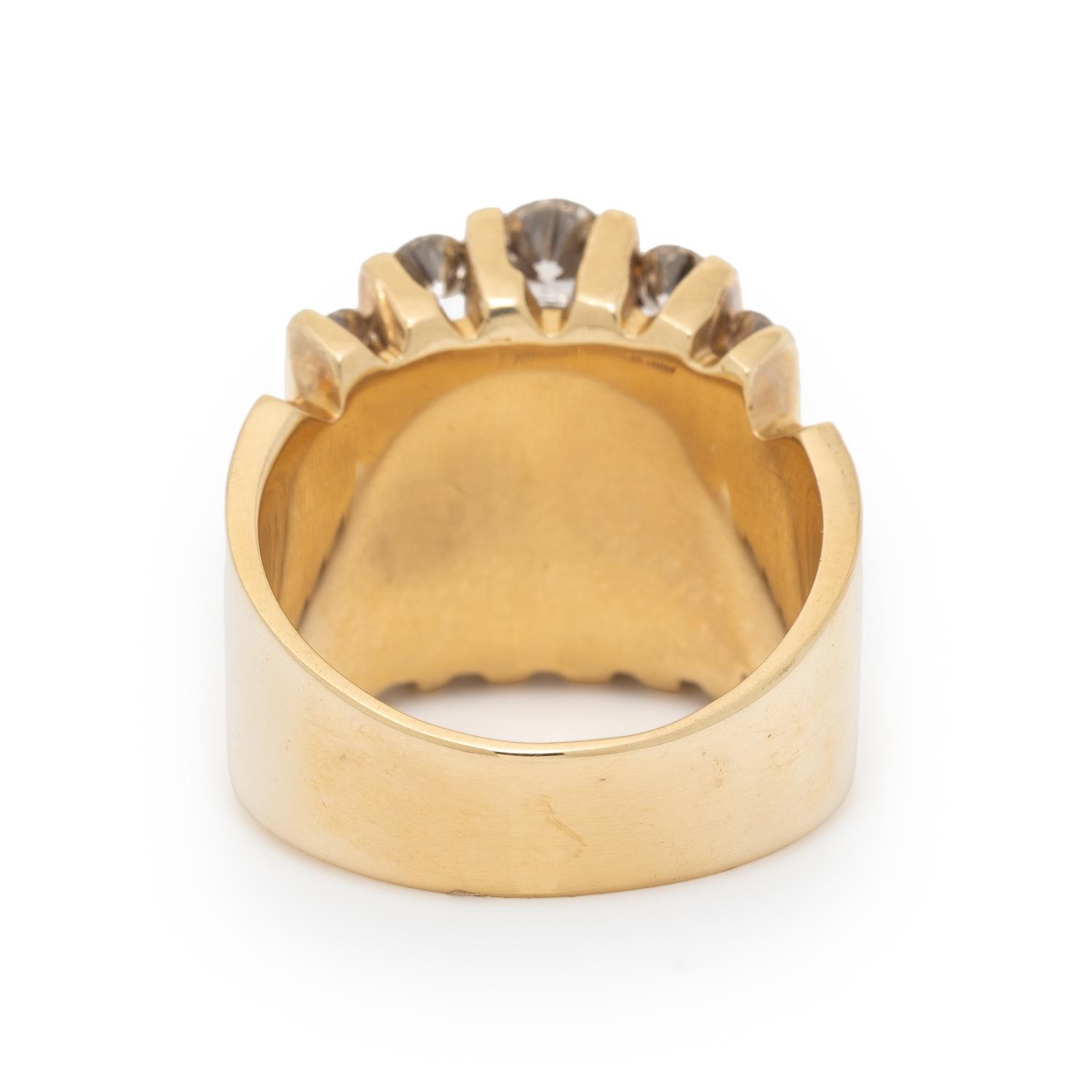 COLORED DIAMOND AND YELLOW GOLD RING