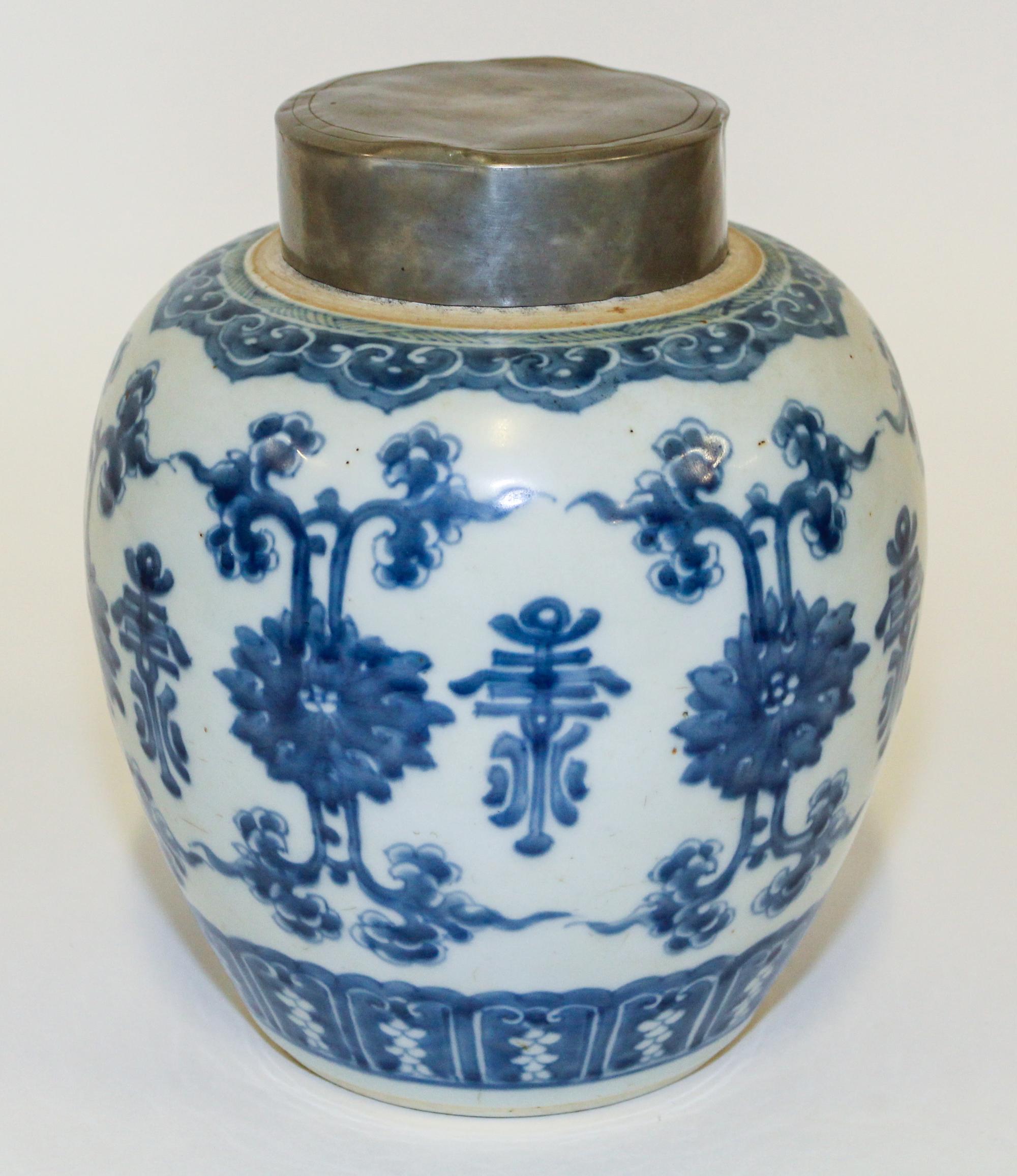 A Chinese Export Porcelain Ginger Jar Height 9 1/4 inches. — 19TH CENTURY