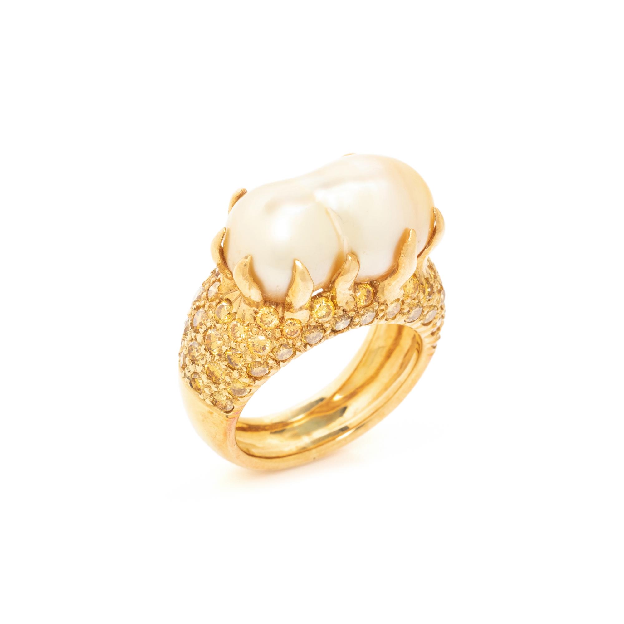 CULTURED BAROQUE GOLDEN PEARL AND YELLOW DIAMOND RING