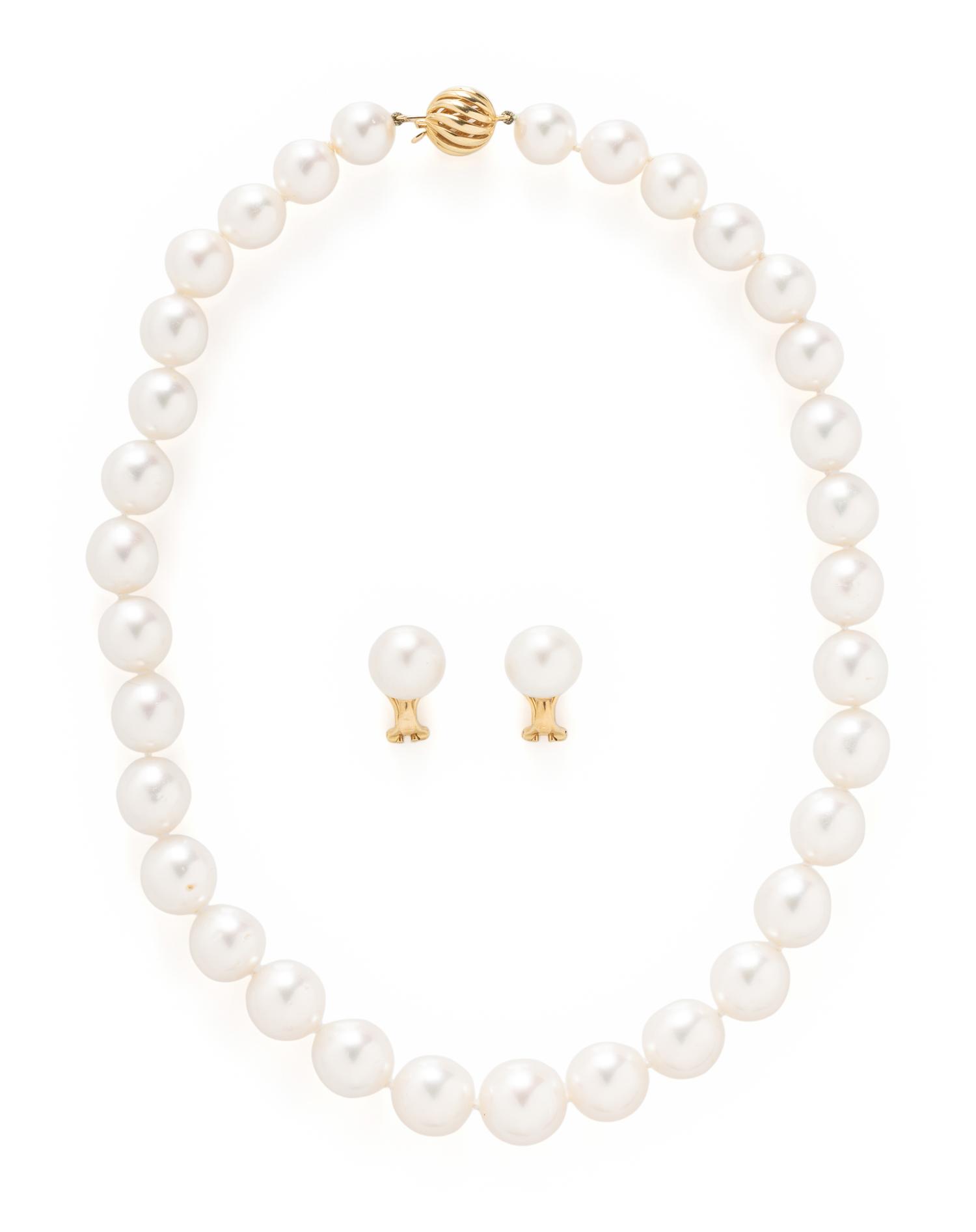 CULTURED PEARL NECKLACE AND CLIP EARRINGS