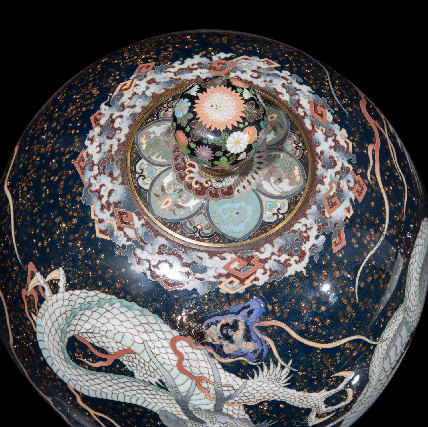 A Japanese Cloisonne Enamel Spherical Vase and Cover, Meiji Period 日本明治時代 七寶燒龍紋球形樽