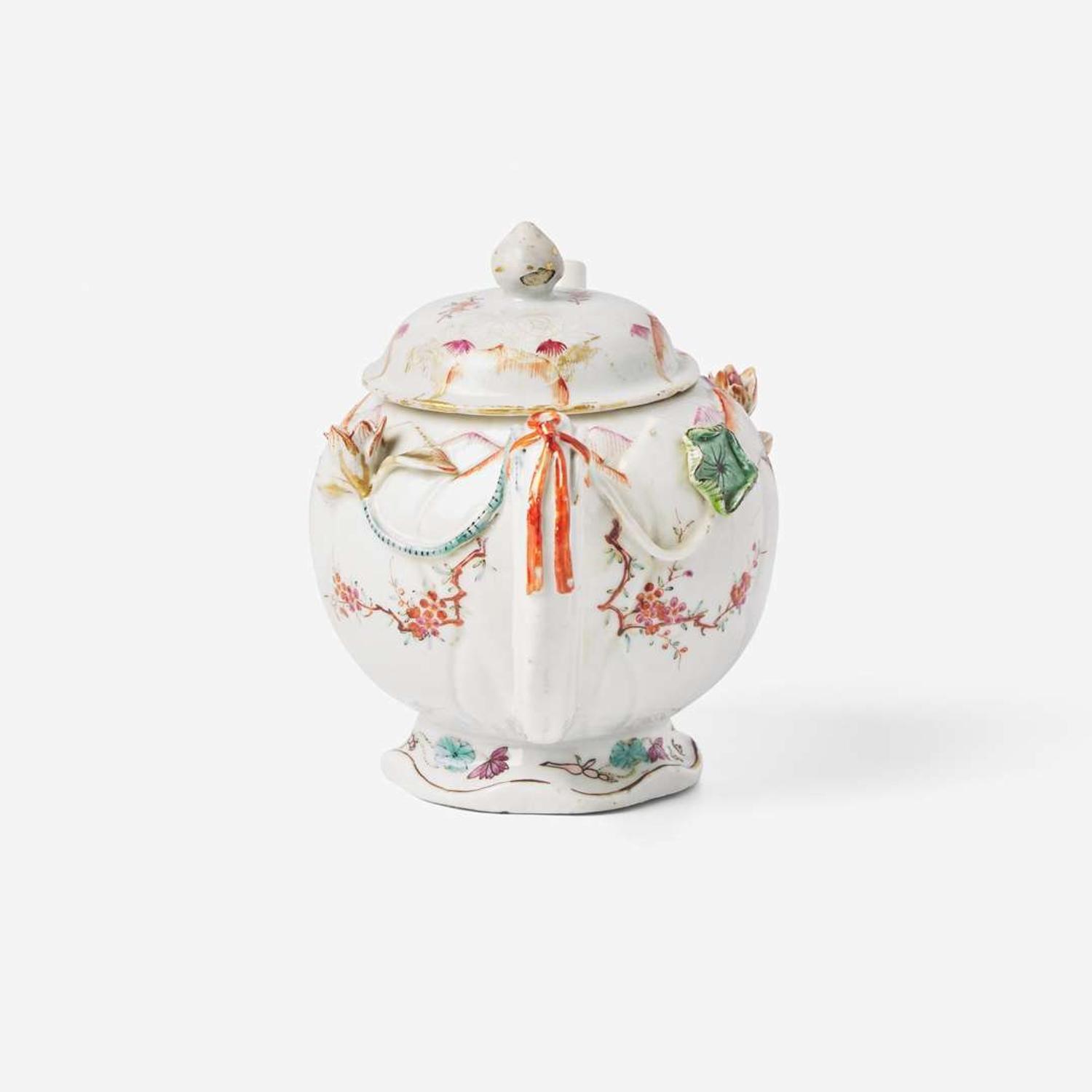 An unusual Chinese export porcelain famille rose-decorated "Lotus" teapot 粉彩茶壺 18th century ????