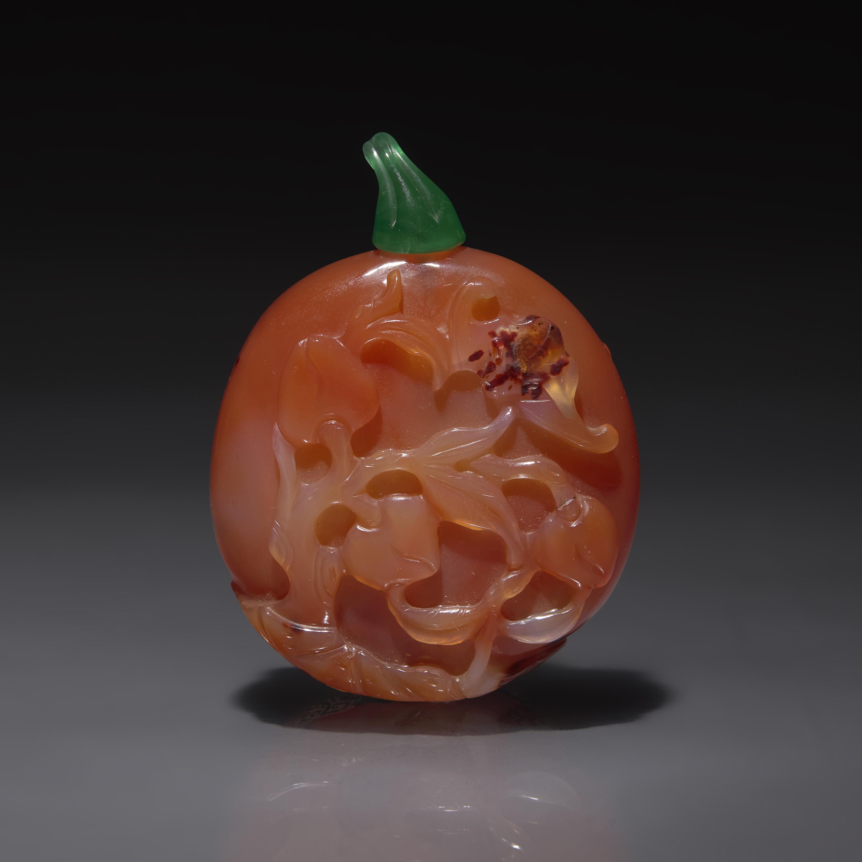 A Chinese Carved Carnelian Snuff Bottle, Late Qing Dynasty — 清晚期 瑪瑙雕花鳥壽桃圖鼻煙壺