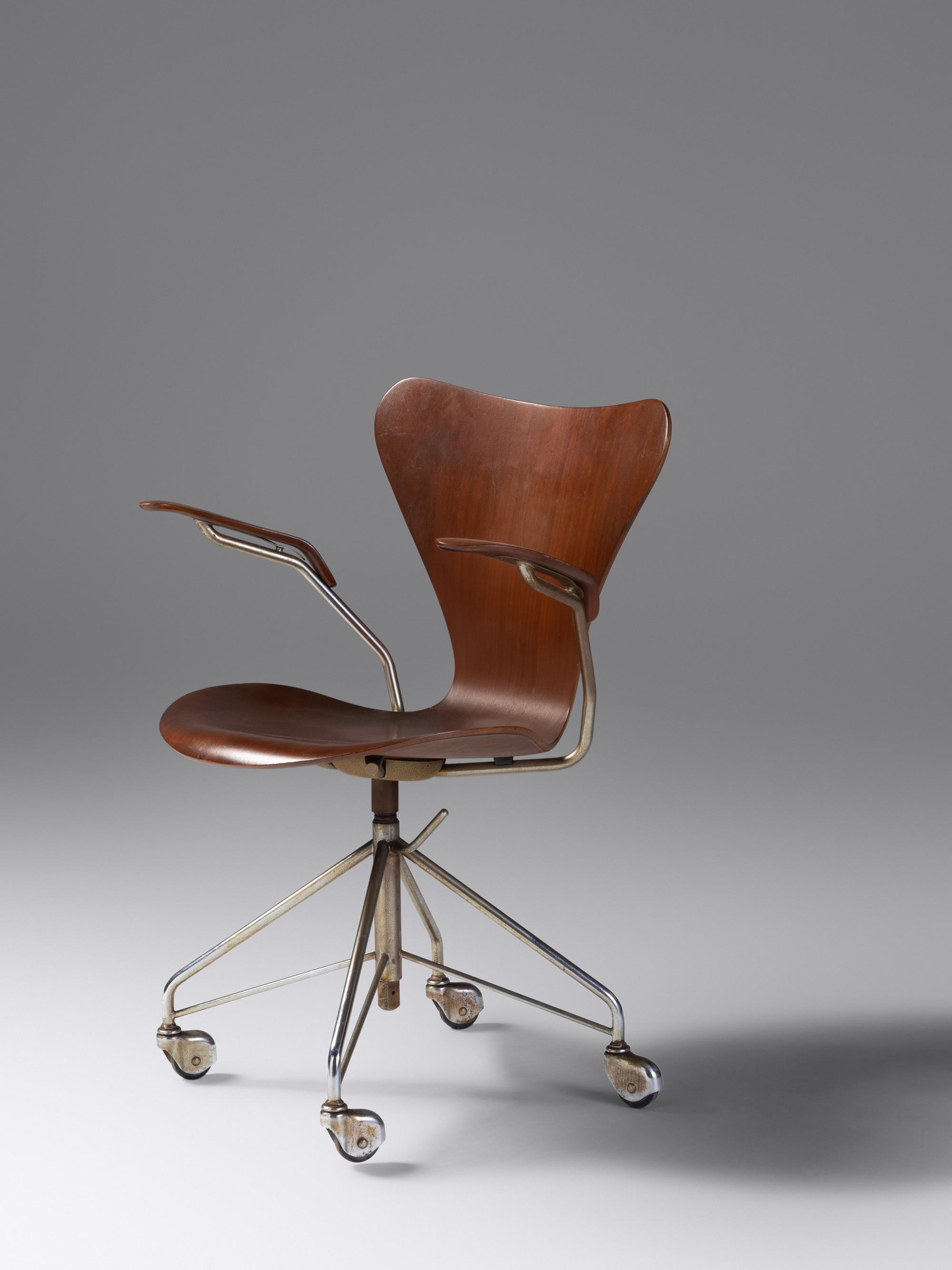 Sevener Desk Armchair, model 3217 Fritz Hansen, Denmark