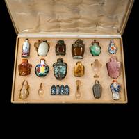 Fifteen Chinese Snuff Bottles, Late 19th-Early 20th Century — 晚清-民國 各式鼻烟壺一組十五只