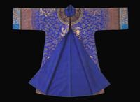 A Chinese embroidered blue silk "Dragon" surcoat, late Qing dynasty 刺繡藍地龍袍 晚清