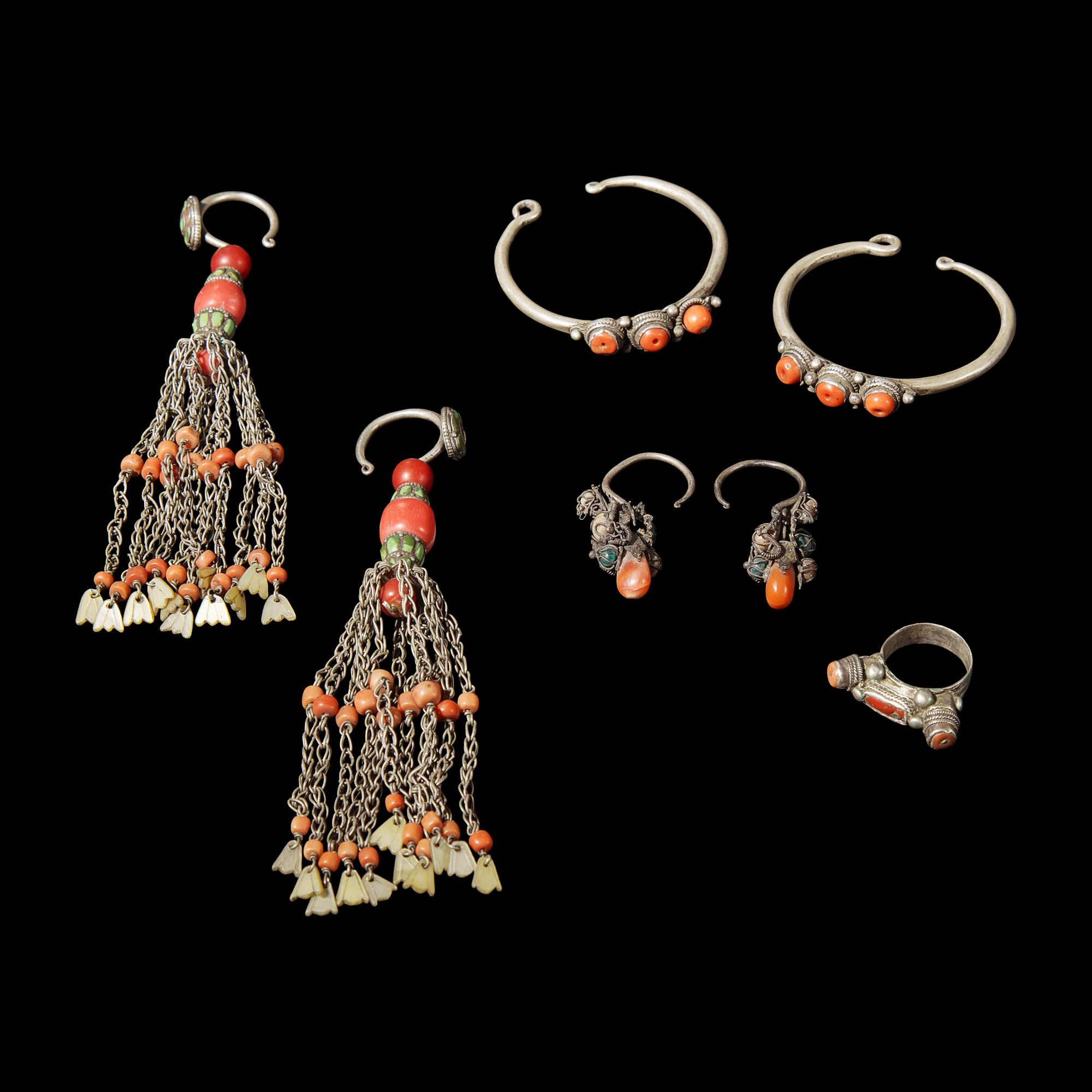 Seven Chinese Semiprecious Stone-Inset Silver Jewelry Items 嵌寶銀首飾一組
