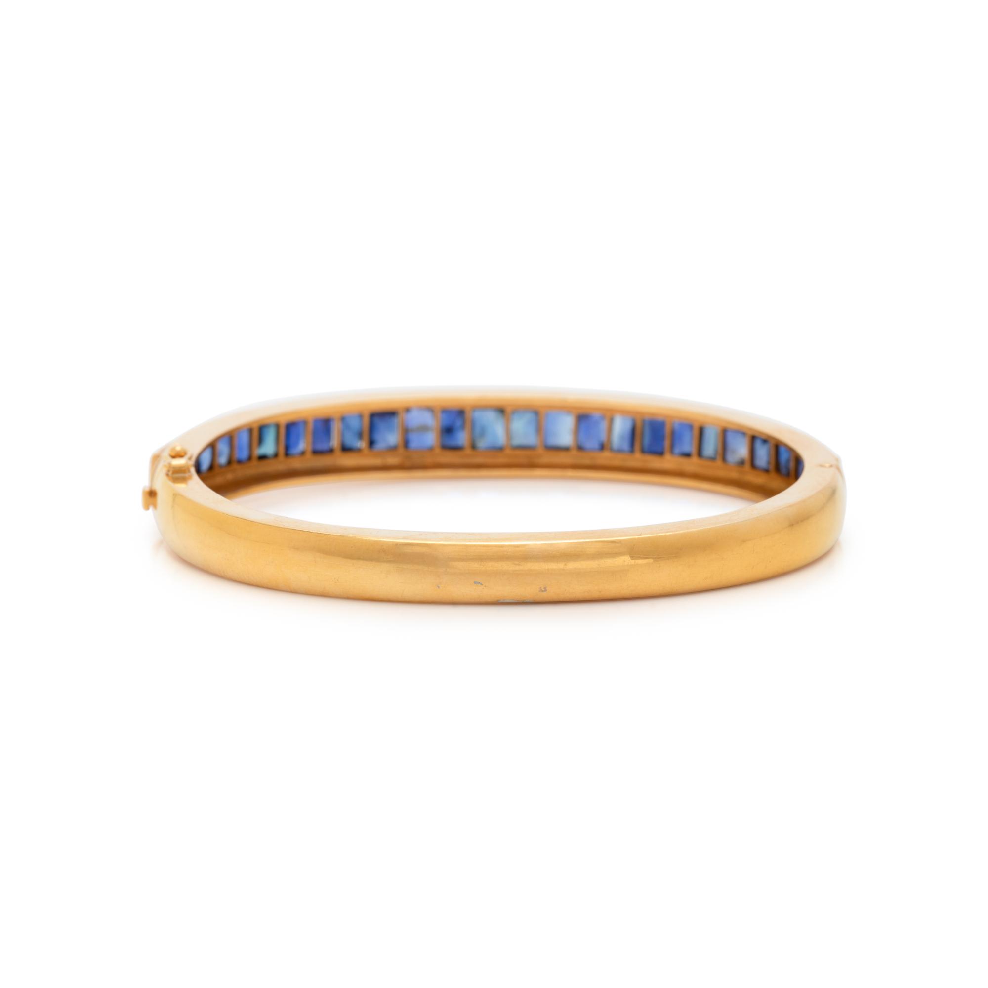 YELLOW GOLD AND SAPPHIRE BANGLE BRACELET