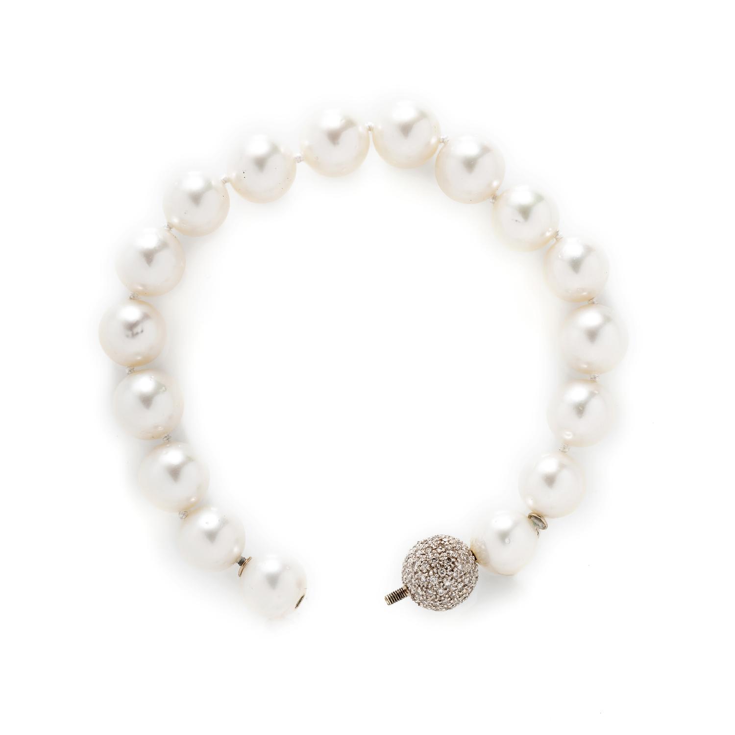 CULTURED PEARL AND DIAMOND BRACELET