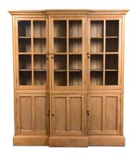 A Georgian Style Pine Breakfront Bookcase Height 85 x width 69 1/2 x depth 13 1/4 inches. — 20TH CENTURY