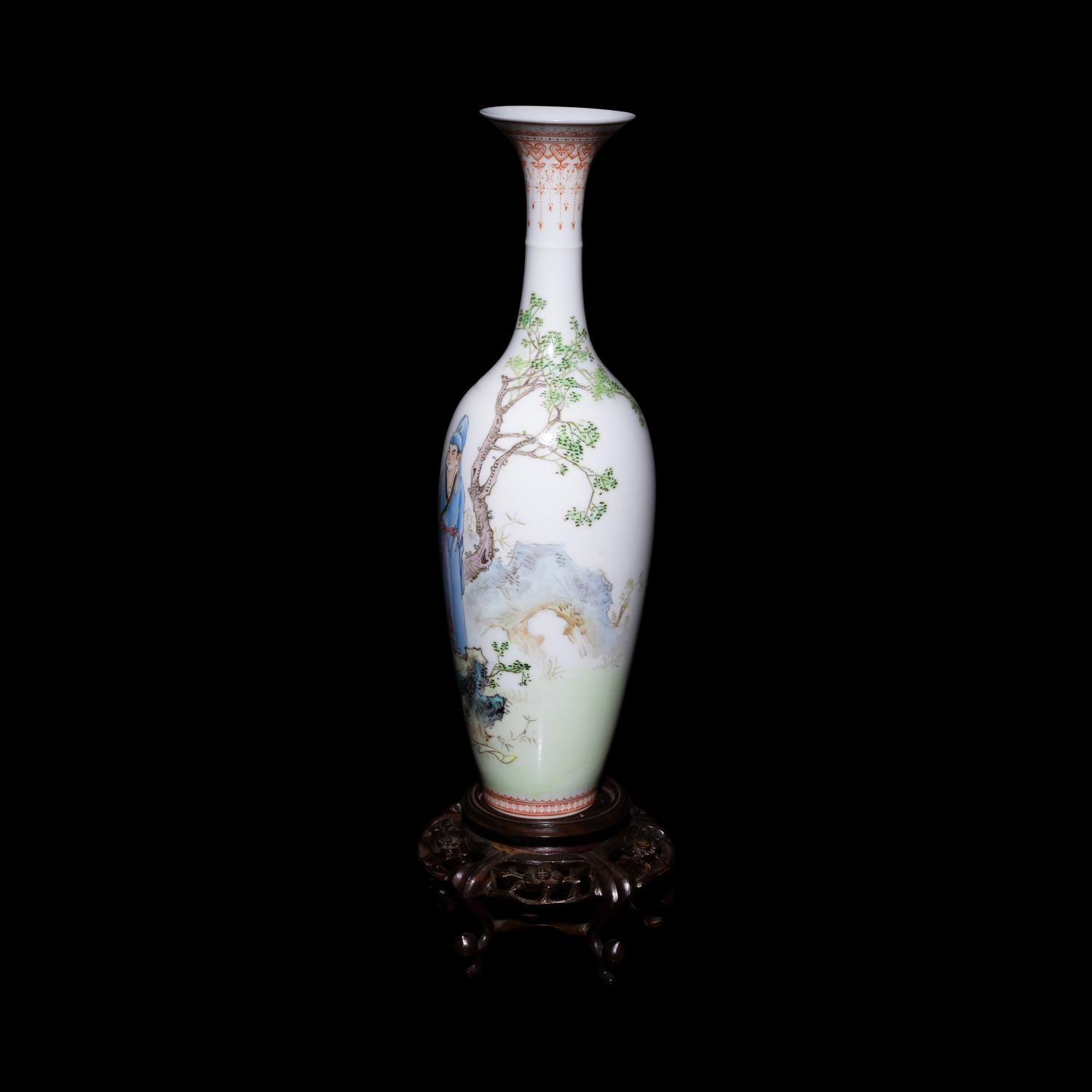 A Chinese Famille Rose Eggshell Porcelain Vase, Mid 20th Century — 近代 粉彩人物圖蛋殼瓷賞瓶