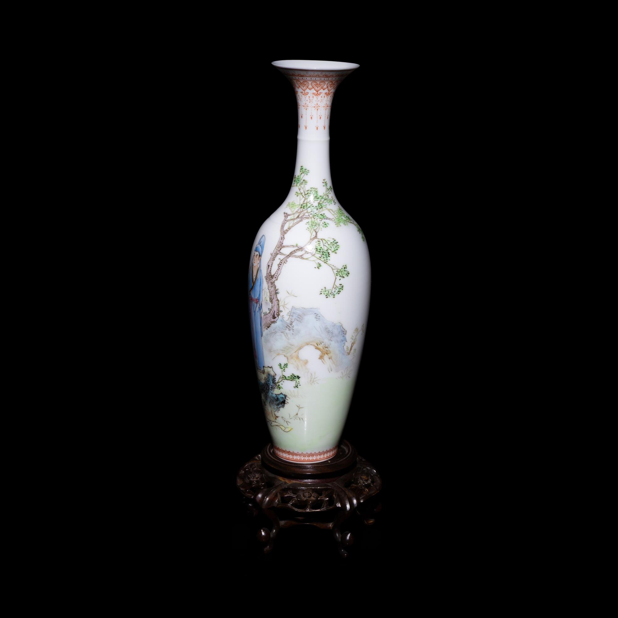 A Chinese Famille Rose Eggshell Porcelain Vase, Mid 20th Century — 近代 粉彩人物圖蛋殼瓷賞瓶
