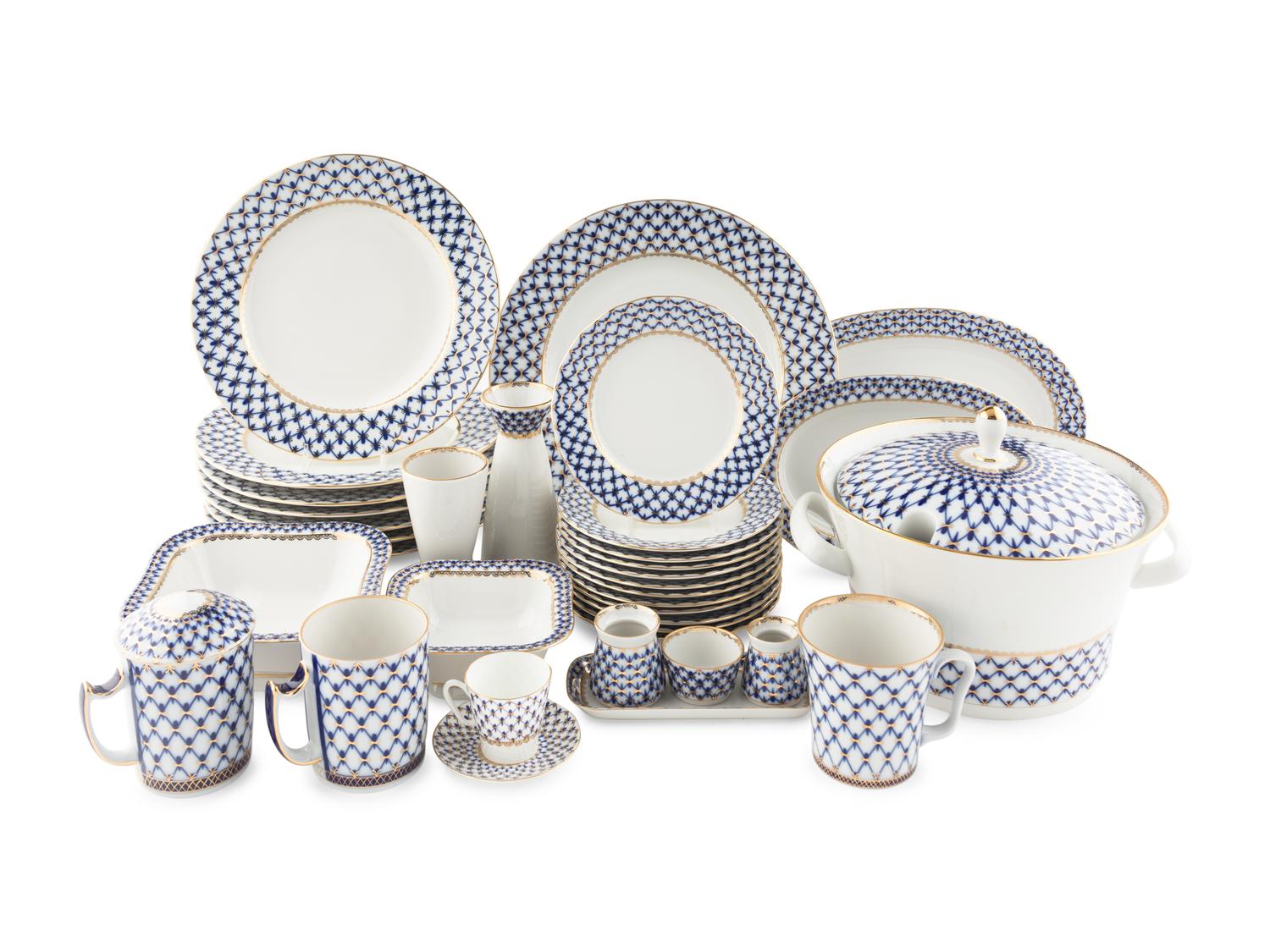 A Lomonosov Porcelain Dinner Service