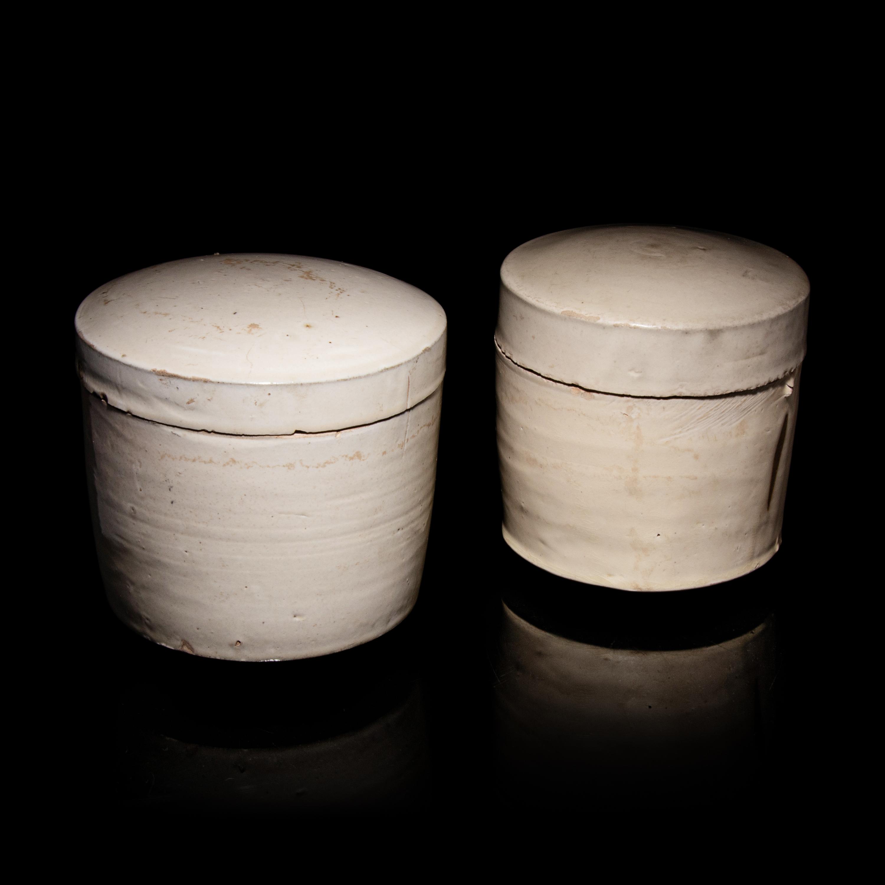 Two Chinese Cizhou -Type White Glazed Porcelain Covered Jars, Ming Dynasty or Earlier 明或更早 磁州窯白釉蓋罐兩件