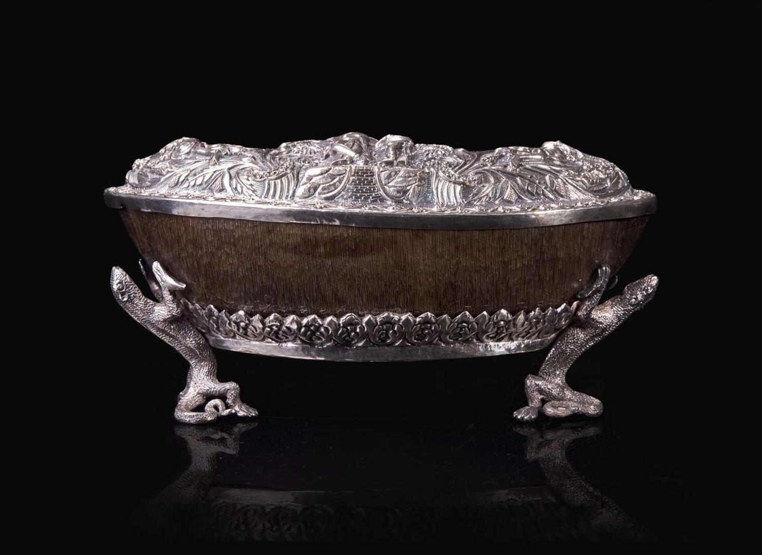 An unusual Indian silver-mounted buffalo horn box 印度嵌銀牛角盒