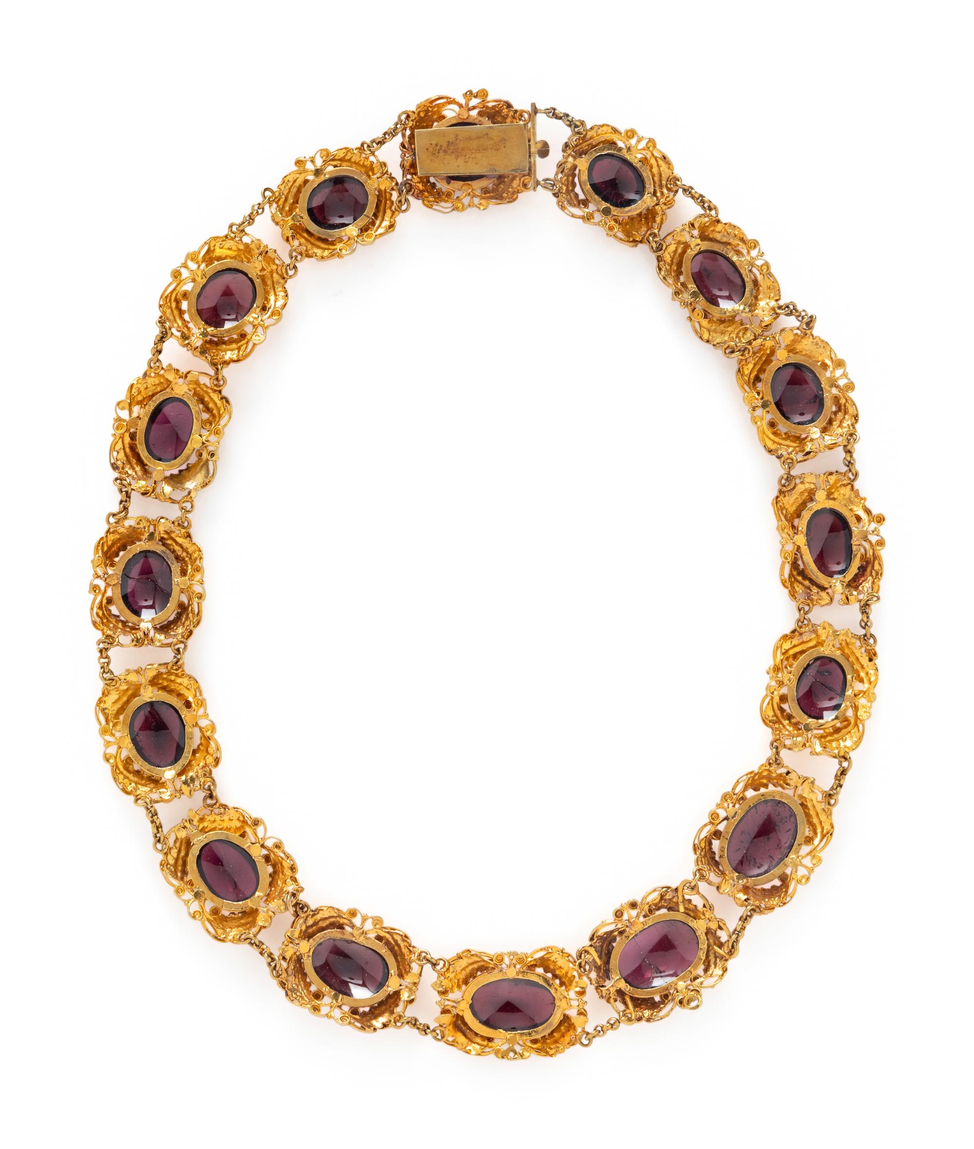 HIGH KARAT YELLOW GOLD AND GARNET NECKLACE